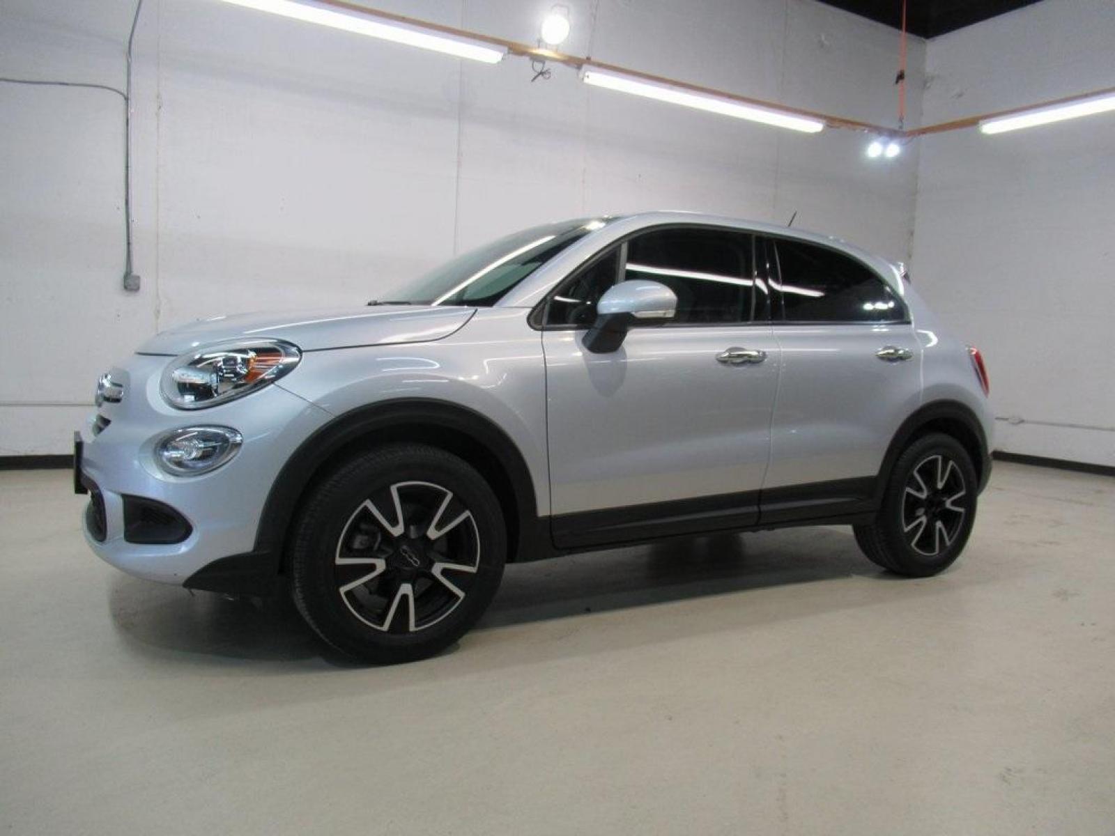 2016 Grigio Argento (Gray Metallic) /black gray Fiat 500X Easy (ZFBCFXBT9GP) with an 2.4L I4 MultiAir engine, Automatic transmission, located at 15300 Midway Rd., Addison, 75001, (972) 702-0011, 32.958321, -96.838074 - Photo #4