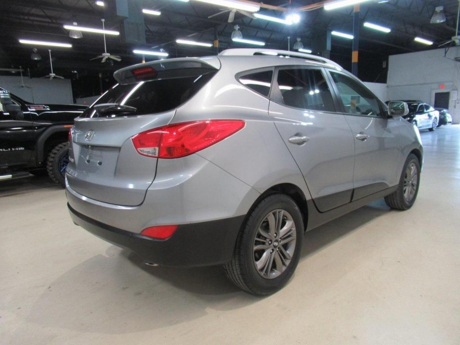 2015 Graphite Gray Metallic /Beige Two-Tone Hyundai Tucson SE (KM8JU3AG4FU) with an I4 engine, Automatic transmission, located at 15300 Midway Rd., Addison, 75001, (972) 702-0011, 32.958321, -96.838074 - Photo #2
