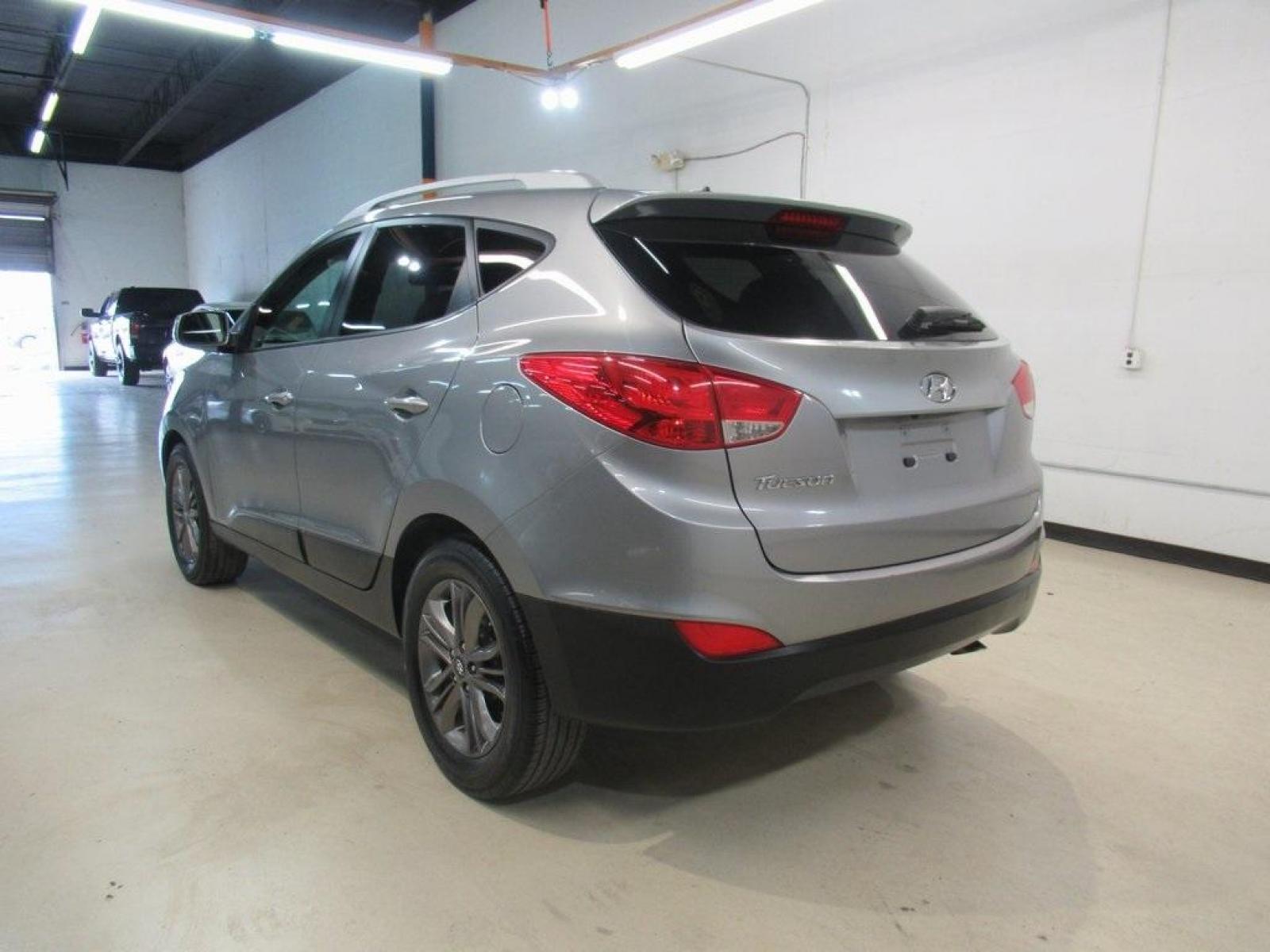 2015 Graphite Gray Metallic /Beige Two-Tone Hyundai Tucson SE (KM8JU3AG4FU) with an I4 engine, Automatic transmission, located at 15300 Midway Rd., Addison, 75001, (972) 702-0011, 32.958321, -96.838074 - Photo #3