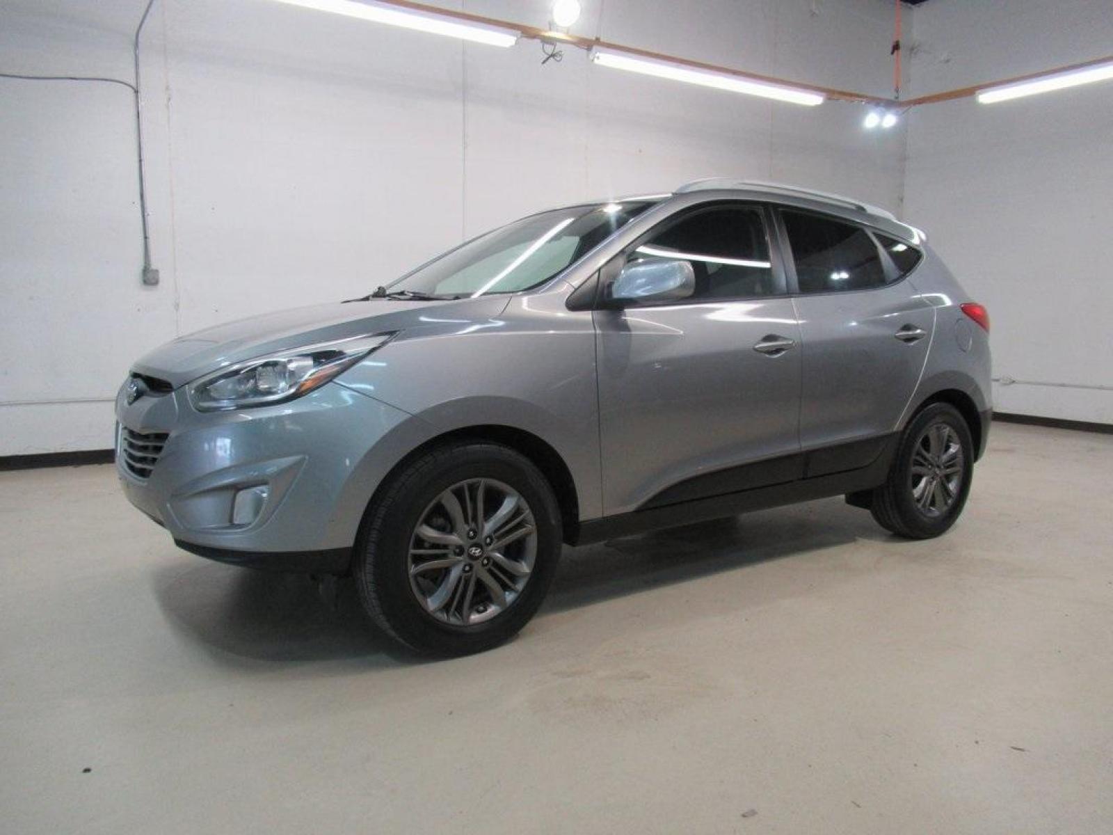 2015 Graphite Gray Metallic /Beige Two-Tone Hyundai Tucson SE (KM8JU3AG4FU) with an I4 engine, Automatic transmission, located at 15300 Midway Rd., Addison, 75001, (972) 702-0011, 32.958321, -96.838074 - Photo #4