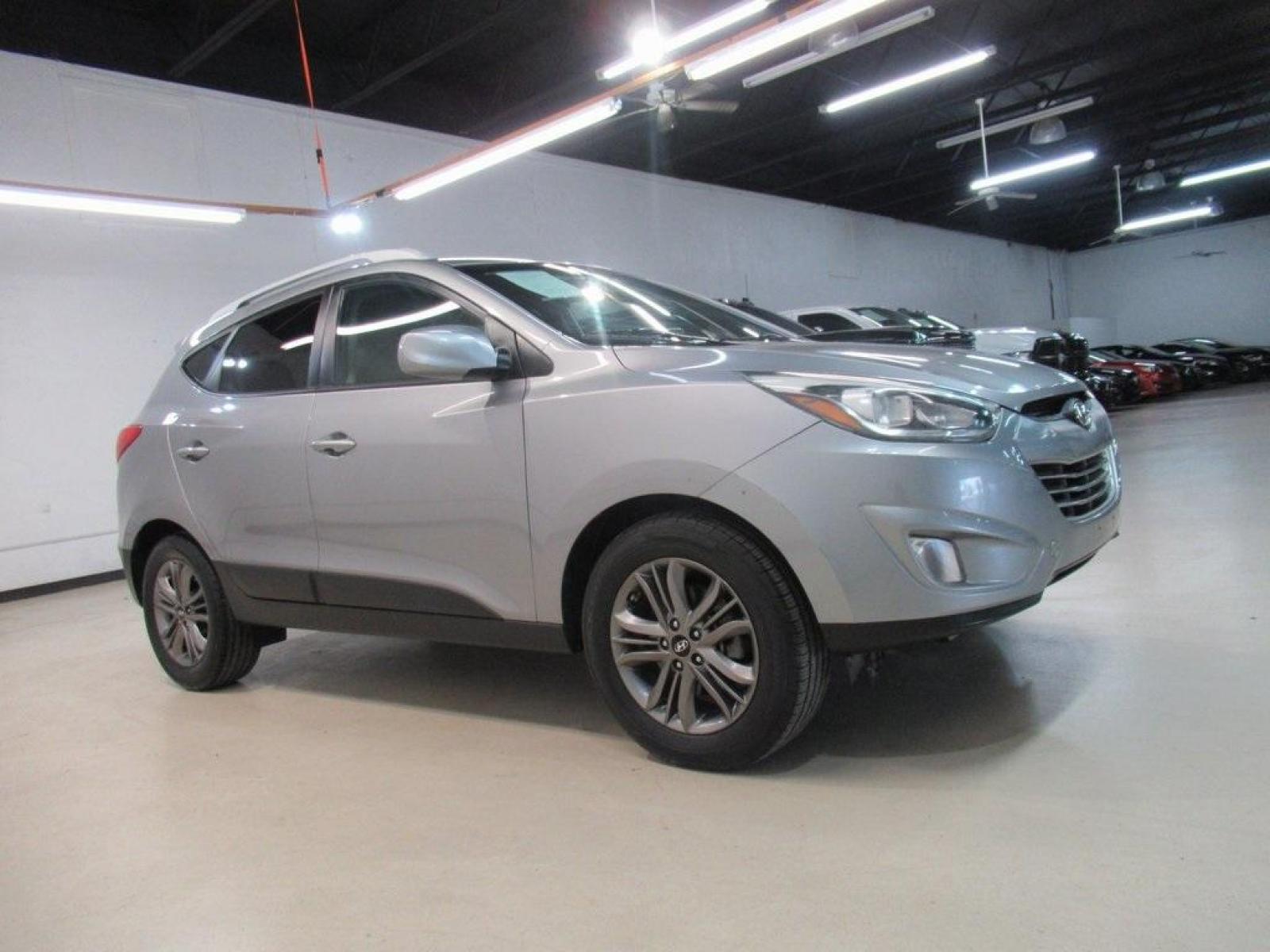 2015 Graphite Gray Metallic /Beige Two-Tone Hyundai Tucson SE (KM8JU3AG4FU) with an I4 engine, Automatic transmission, located at 15300 Midway Rd., Addison, 75001, (972) 702-0011, 32.958321, -96.838074 - Photo #6