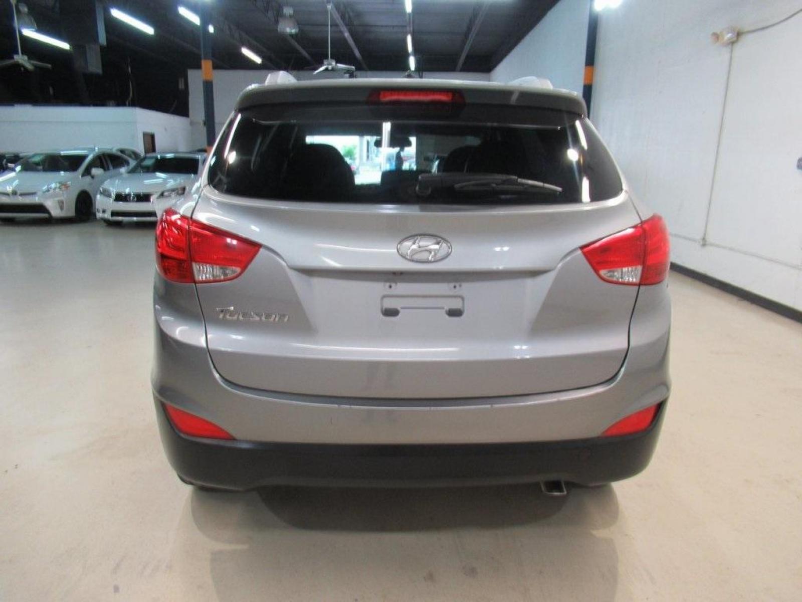 2015 Graphite Gray Metallic /Beige Two-Tone Hyundai Tucson SE (KM8JU3AG4FU) with an I4 engine, Automatic transmission, located at 15300 Midway Rd., Addison, 75001, (972) 702-0011, 32.958321, -96.838074 - Photo #7