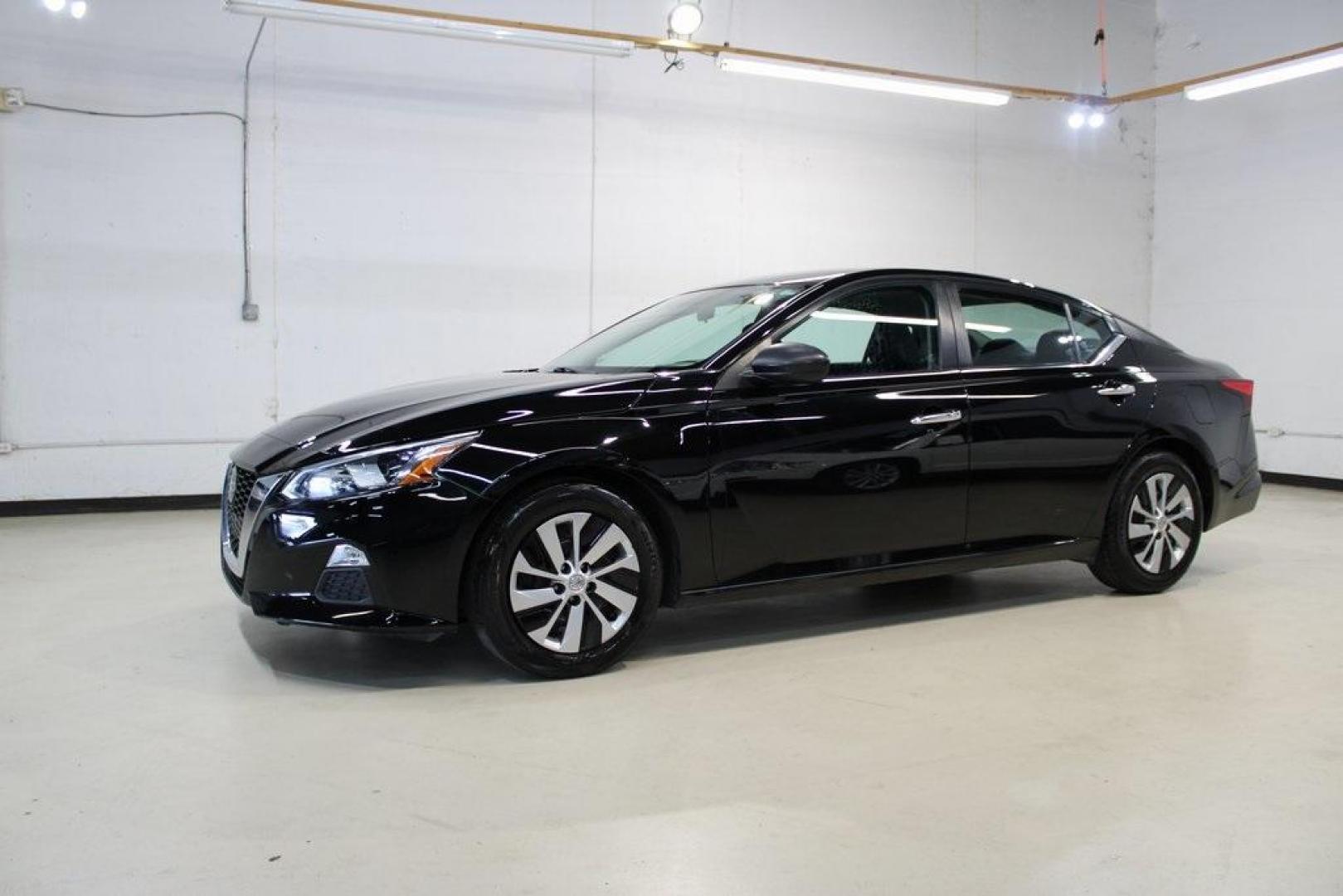 2020 Super Black Clearcoat /Charcoal Nissan Altima 2.5 S (1N4BL4BV8LC) with an 2.5L 4-Cylinder DOHC 16V engine, CVT transmission, located at 15300 Midway Rd., Addison, TX, 75001, (972) 702-0011, 32.958321, -96.838074 - Photo#4