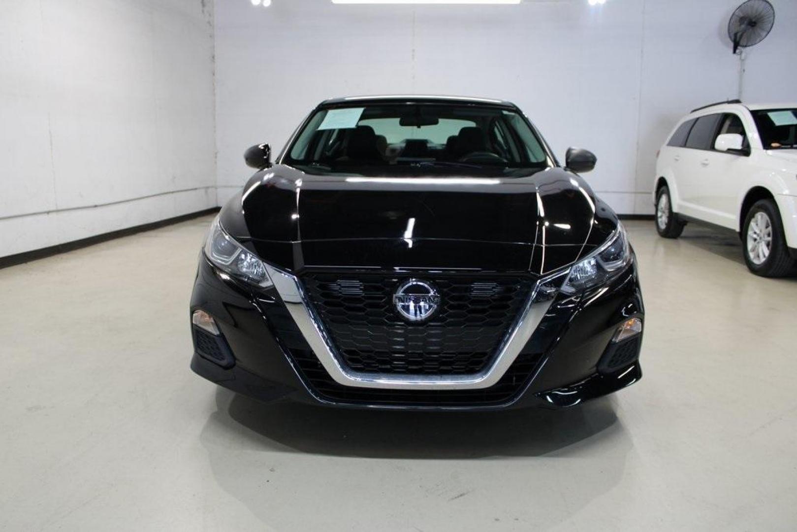 2020 Super Black Clearcoat /Charcoal Nissan Altima 2.5 S (1N4BL4BV8LC) with an 2.5L 4-Cylinder DOHC 16V engine, CVT transmission, located at 15300 Midway Rd., Addison, TX, 75001, (972) 702-0011, 32.958321, -96.838074 - Photo#5