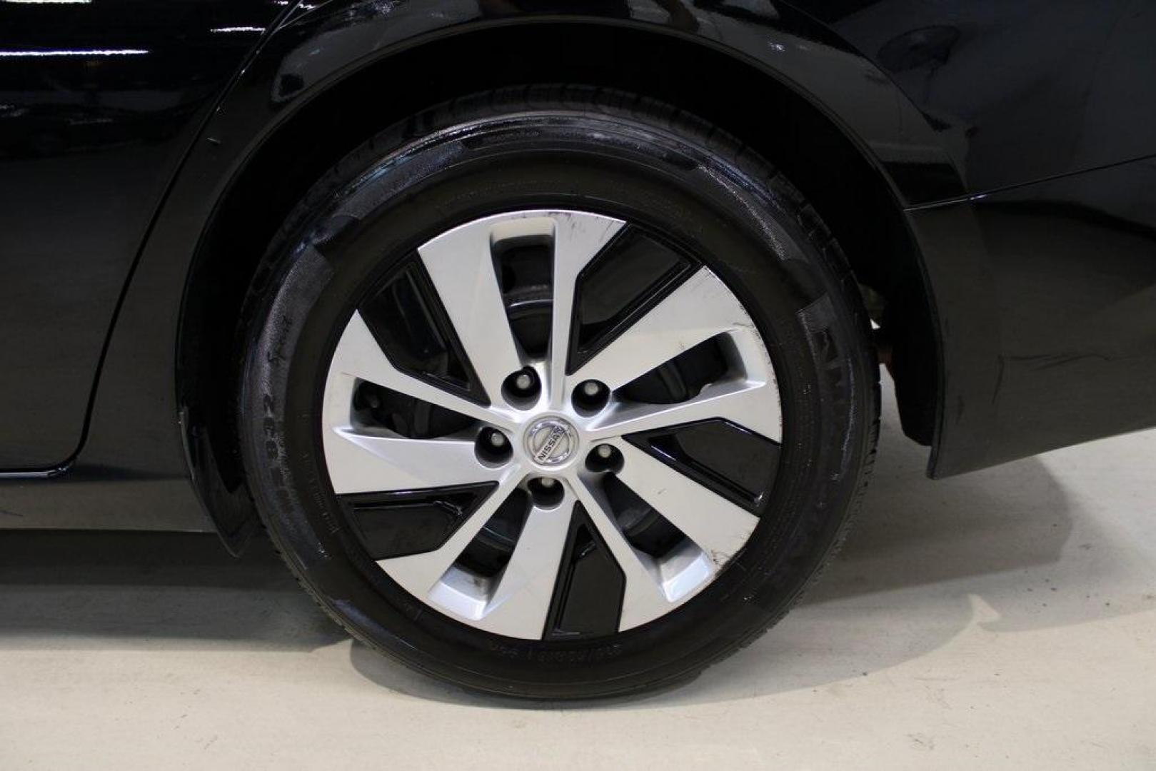 2020 Super Black Clearcoat /Charcoal Nissan Altima 2.5 S (1N4BL4BV8LC) with an 2.5L 4-Cylinder DOHC 16V engine, CVT transmission, located at 15300 Midway Rd., Addison, TX, 75001, (972) 702-0011, 32.958321, -96.838074 - Photo#9