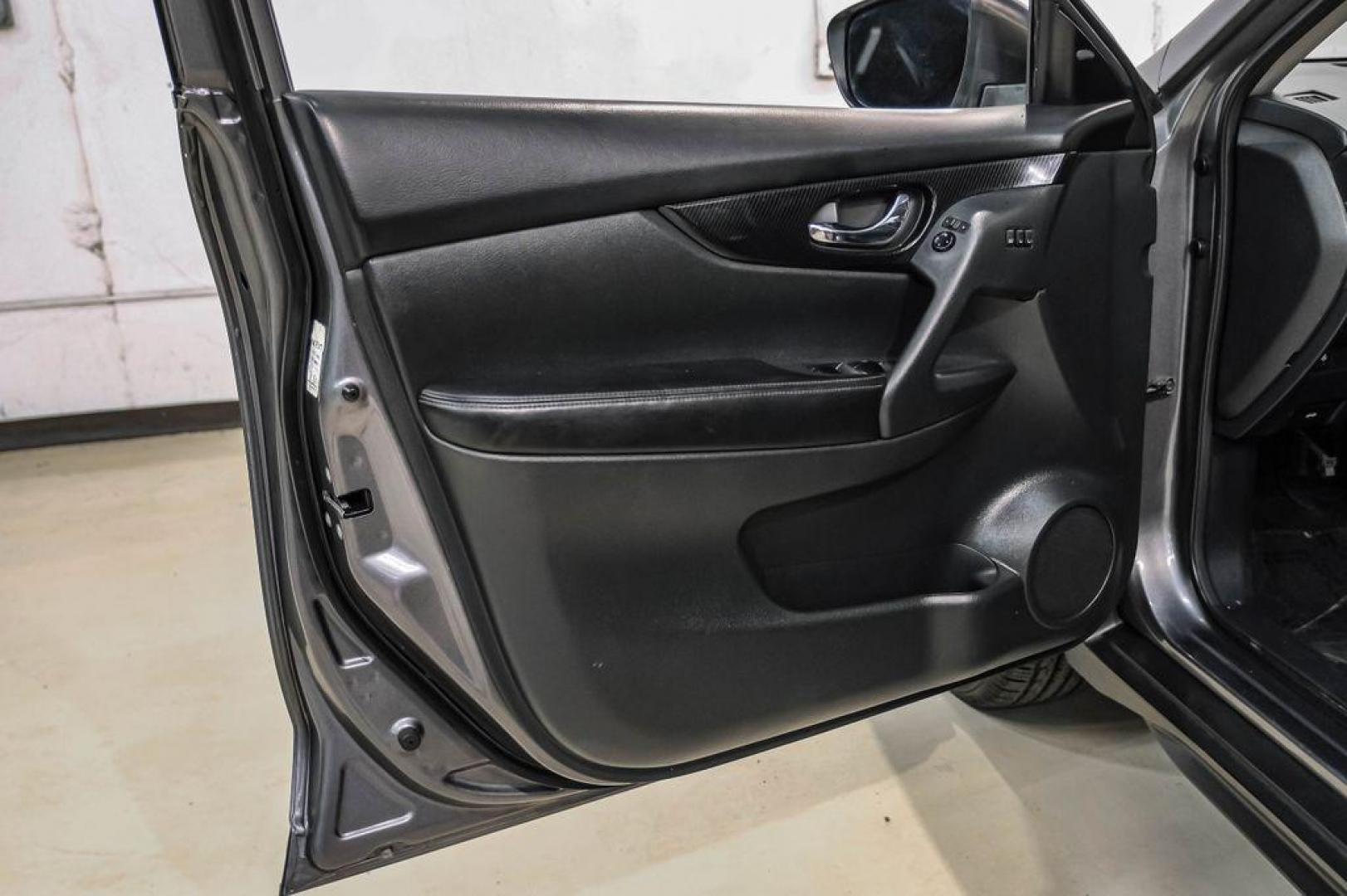 2020 Gun Metallic /Charcoal Nissan Rogue SL (5N1AT2MT2LC) with an 2.5L I4 DOHC 16V engine, CVT transmission, located at 15300 Midway Rd., Addison, TX, 75001, (972) 702-0011, 32.958321, -96.838074 - Photo#37