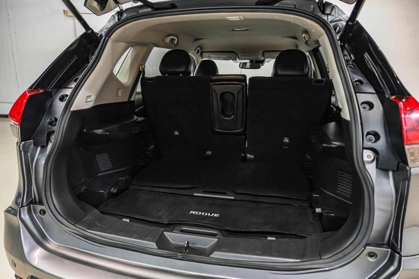 2020 Gun Metallic /Charcoal Nissan Rogue SL (5N1AT2MT2LC) with an 2.5L I4 DOHC 16V engine, CVT transmission, located at 15300 Midway Rd., Addison, TX, 75001, (972) 702-0011, 32.958321, -96.838074 - Photo#47