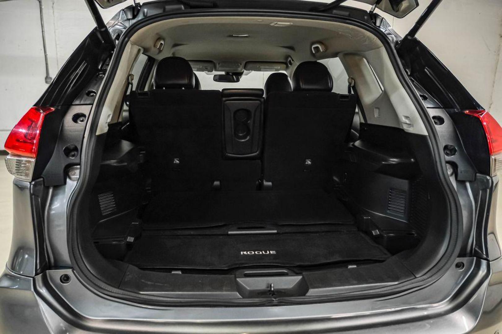 2020 Gun Metallic /Charcoal Nissan Rogue SL (5N1AT2MT2LC) with an 2.5L I4 DOHC 16V engine, CVT transmission, located at 15300 Midway Rd., Addison, TX, 75001, (972) 702-0011, 32.958321, -96.838074 - Photo#48