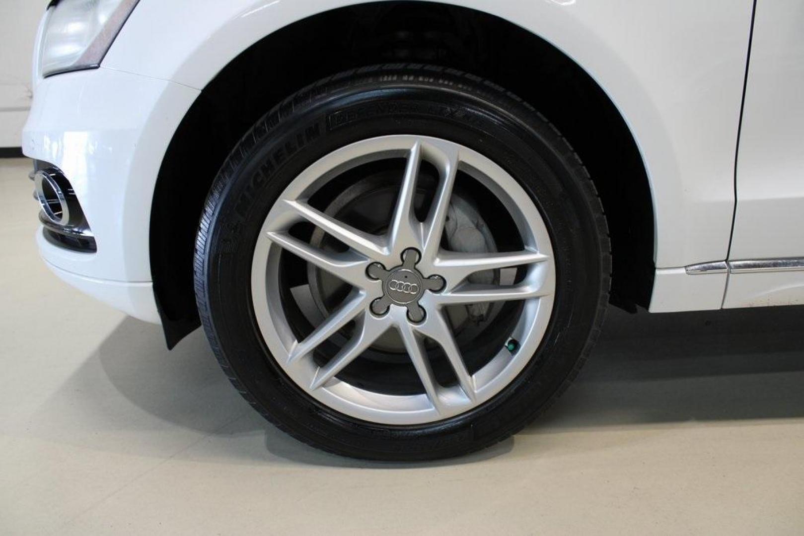 2014 Ibis White /Pistachio Beige Audi Q5 2.0T Premium Plus (WA1LFAFP4EA) with an 2.0L I4 TFSI Direct Injection DOHC engine, Automatic transmission, located at 15300 Midway Rd., Addison, TX, 75001, (972) 702-0011, 32.958321, -96.838074 - Introducing the 2014 Audi Q5 2.0T Premium Plus quattro, now available at Midway Auto Group in Addison, Texas. This luxury compact SUV seamlessly blends performance, sophistication, and advanced technology, making it an excellent choice for discerning drivers seeking versatility and style.<br><br>Key - Photo#9