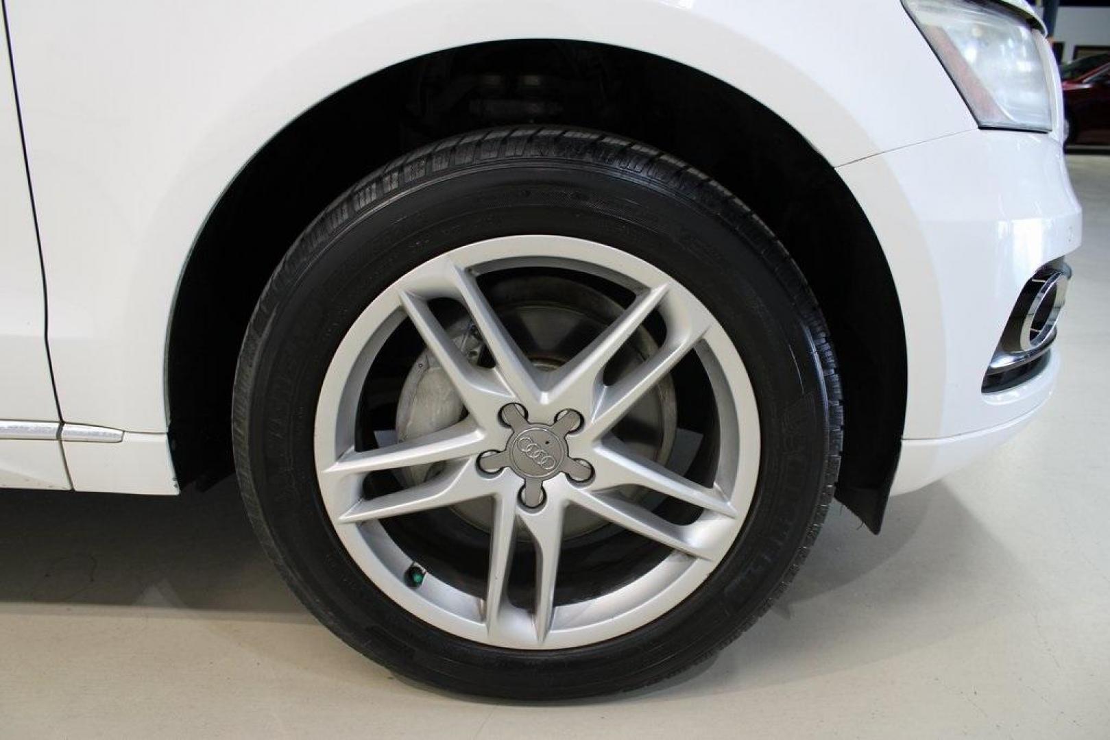 2014 Ibis White /Pistachio Beige Audi Q5 2.0T Premium Plus (WA1LFAFP4EA) with an 2.0L I4 TFSI Direct Injection DOHC engine, Automatic transmission, located at 15300 Midway Rd., Addison, TX, 75001, (972) 702-0011, 32.958321, -96.838074 - Introducing the 2014 Audi Q5 2.0T Premium Plus quattro, now available at Midway Auto Group in Addison, Texas. This luxury compact SUV seamlessly blends performance, sophistication, and advanced technology, making it an excellent choice for discerning drivers seeking versatility and style.<br><br>Key - Photo#12