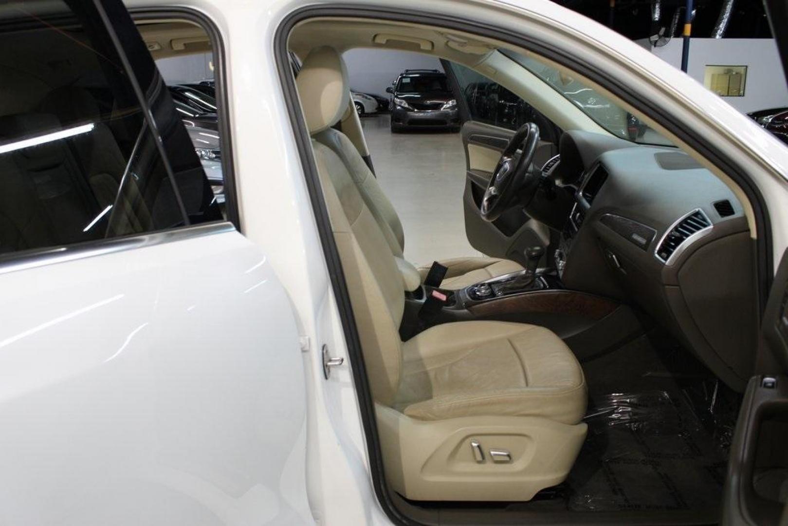 2014 Ibis White /Pistachio Beige Audi Q5 2.0T Premium Plus (WA1LFAFP4EA) with an 2.0L I4 TFSI Direct Injection DOHC engine, Automatic transmission, located at 15300 Midway Rd., Addison, TX, 75001, (972) 702-0011, 32.958321, -96.838074 - Introducing the 2014 Audi Q5 2.0T Premium Plus quattro, now available at Midway Auto Group in Addison, Texas. This luxury compact SUV seamlessly blends performance, sophistication, and advanced technology, making it an excellent choice for discerning drivers seeking versatility and style.<br><br>Key - Photo#16