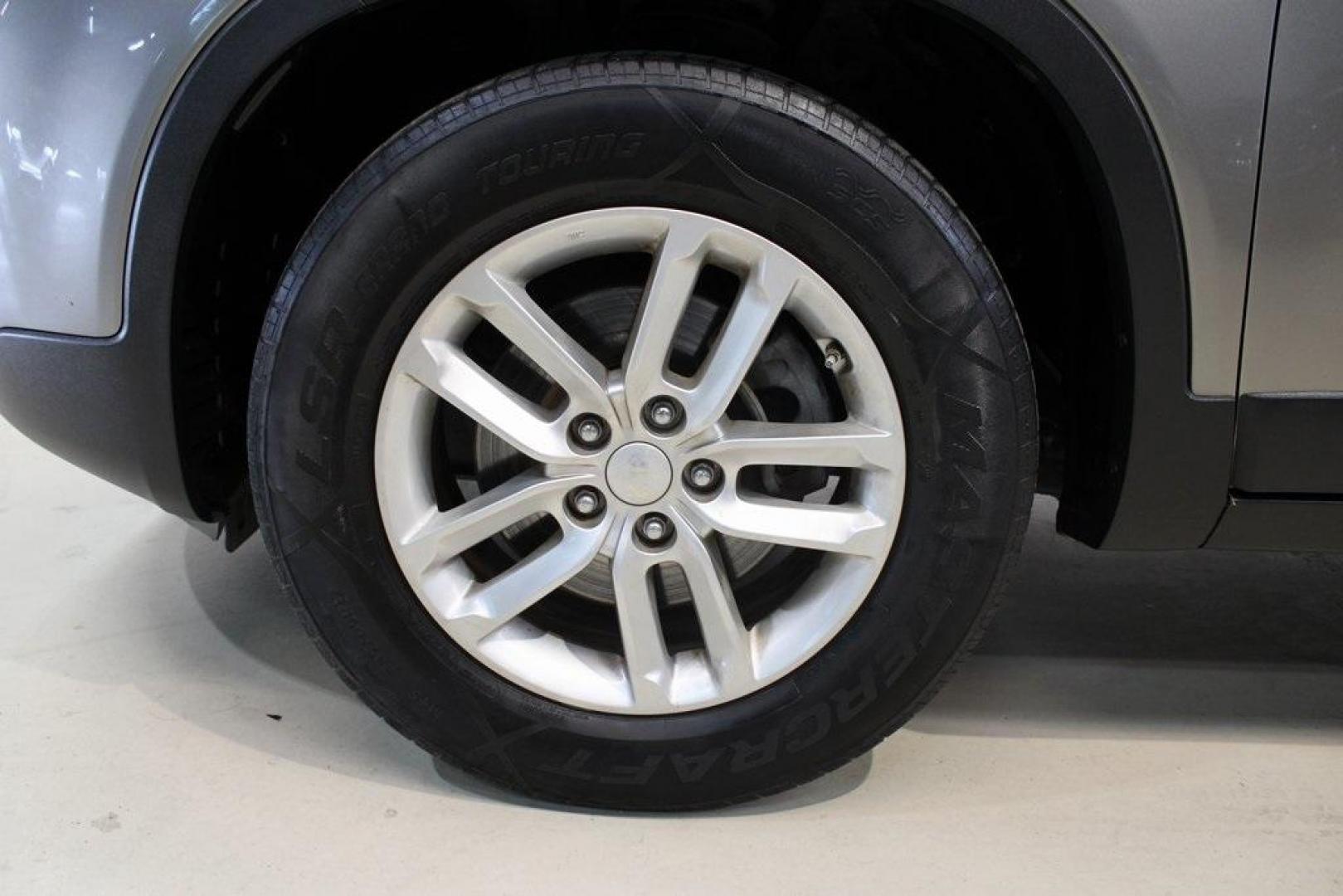 2014 Titanium Silver /Gray Kia Sorento LX (5XYKT3A67EG) with an 2.4L I4 DGI DOHC Dual CVVT engine, Automatic transmission, located at 15300 Midway Rd., Addison, TX, 75001, (972) 702-0011, 32.958321, -96.838074 - Introducing the 2014 Kia Sorento LX, now available at Midway Auto Group in Addison, Texas. This midsize SUV seamlessly combines comfort, versatility, and modern features, making it an excellent choice for families and individuals seeking a reliable and stylish vehicle.<br><br>Key Features:<br><br>En - Photo#9