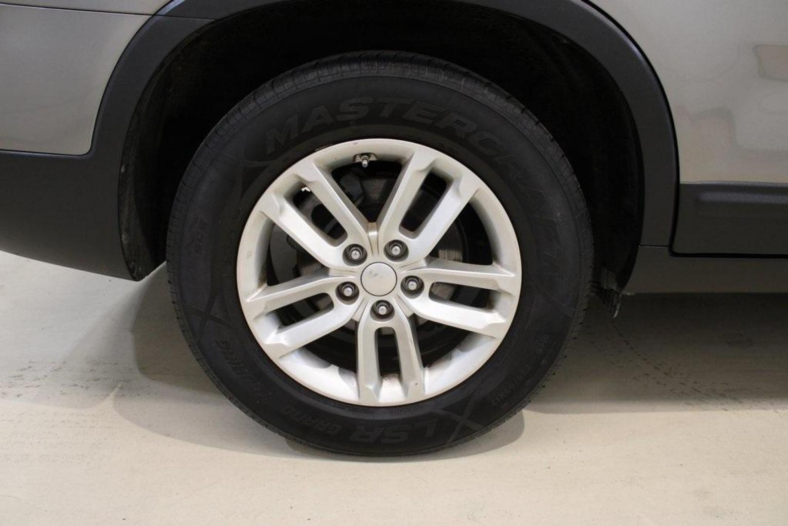 2014 Titanium Silver /Gray Kia Sorento LX (5XYKT3A67EG) with an 2.4L I4 DGI DOHC Dual CVVT engine, Automatic transmission, located at 15300 Midway Rd., Addison, TX, 75001, (972) 702-0011, 32.958321, -96.838074 - Introducing the 2014 Kia Sorento LX, now available at Midway Auto Group in Addison, Texas. This midsize SUV seamlessly combines comfort, versatility, and modern features, making it an excellent choice for families and individuals seeking a reliable and stylish vehicle.<br><br>Key Features:<br><br>En - Photo#11