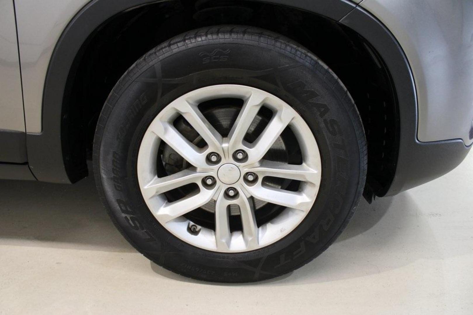 2014 Titanium Silver /Gray Kia Sorento LX (5XYKT3A67EG) with an 2.4L I4 DGI DOHC Dual CVVT engine, Automatic transmission, located at 15300 Midway Rd., Addison, TX, 75001, (972) 702-0011, 32.958321, -96.838074 - Introducing the 2014 Kia Sorento LX, now available at Midway Auto Group in Addison, Texas. This midsize SUV seamlessly combines comfort, versatility, and modern features, making it an excellent choice for families and individuals seeking a reliable and stylish vehicle.<br><br>Key Features:<br><br>En - Photo#12