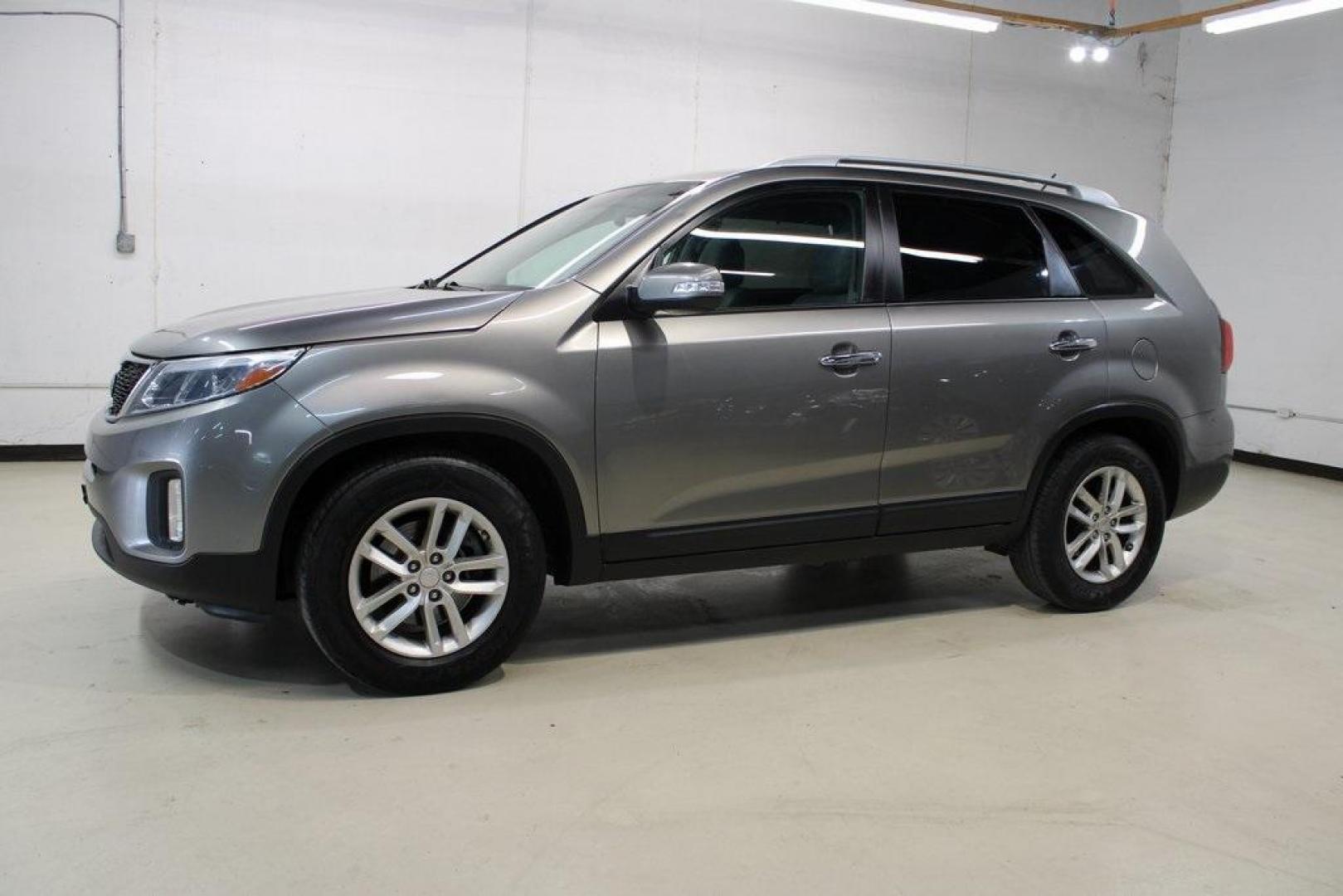 2014 Titanium Silver /Gray Kia Sorento LX (5XYKT3A67EG) with an 2.4L I4 DGI DOHC Dual CVVT engine, Automatic transmission, located at 15300 Midway Rd., Addison, TX, 75001, (972) 702-0011, 32.958321, -96.838074 - Introducing the 2014 Kia Sorento LX, now available at Midway Auto Group in Addison, Texas. This midsize SUV seamlessly combines comfort, versatility, and modern features, making it an excellent choice for families and individuals seeking a reliable and stylish vehicle.<br><br>Key Features:<br><br>En - Photo#4