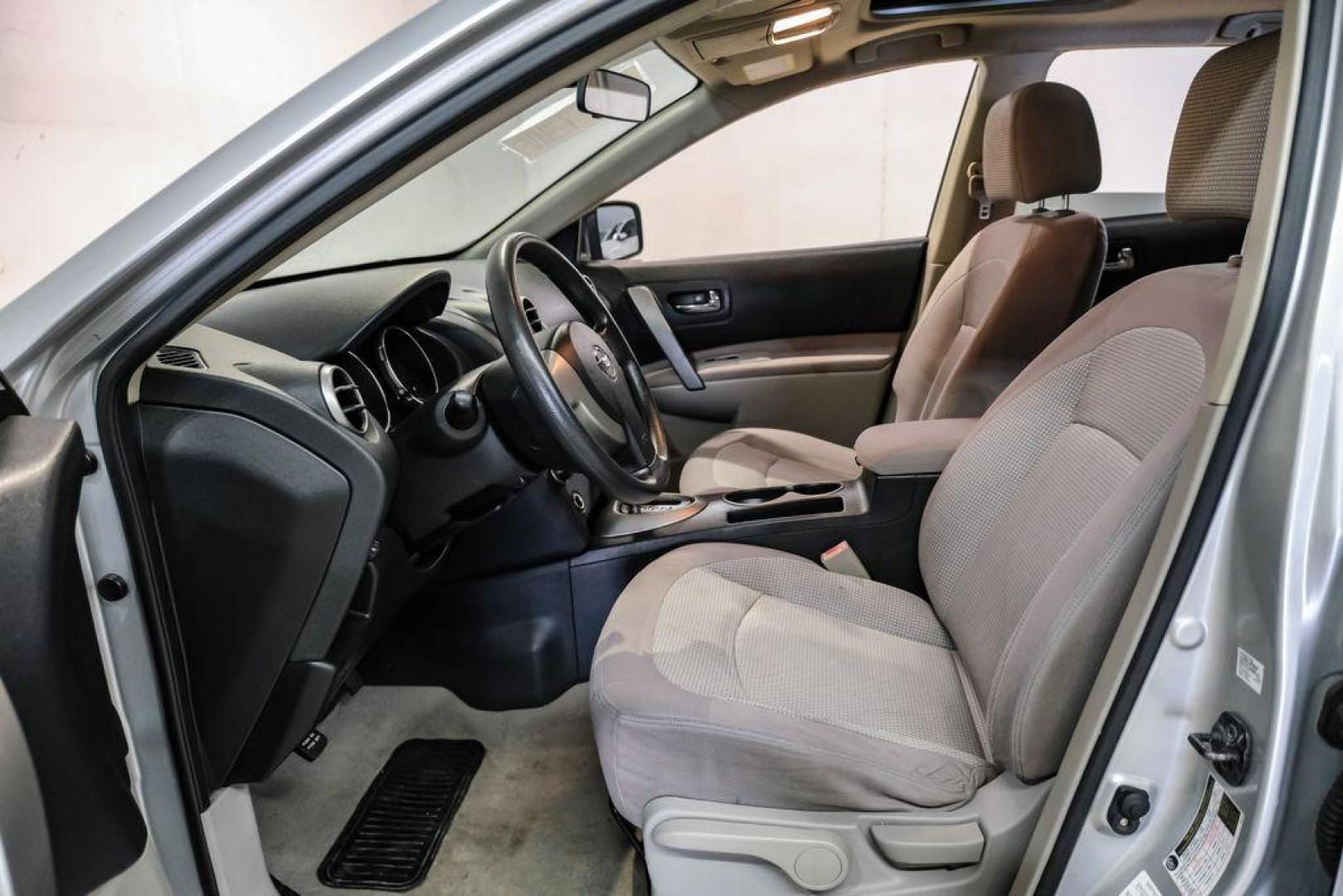 2009 Brilliant Silver Metallic /Gray Nissan Rogue SL (JN8AS58T49W) with an 2.5L 4-Cylinder DOHC 16V engine, CVT transmission, located at 15300 Midway Rd., Addison, TX, 75001, (972) 702-0011, 32.958321, -96.838074 - Photo#3