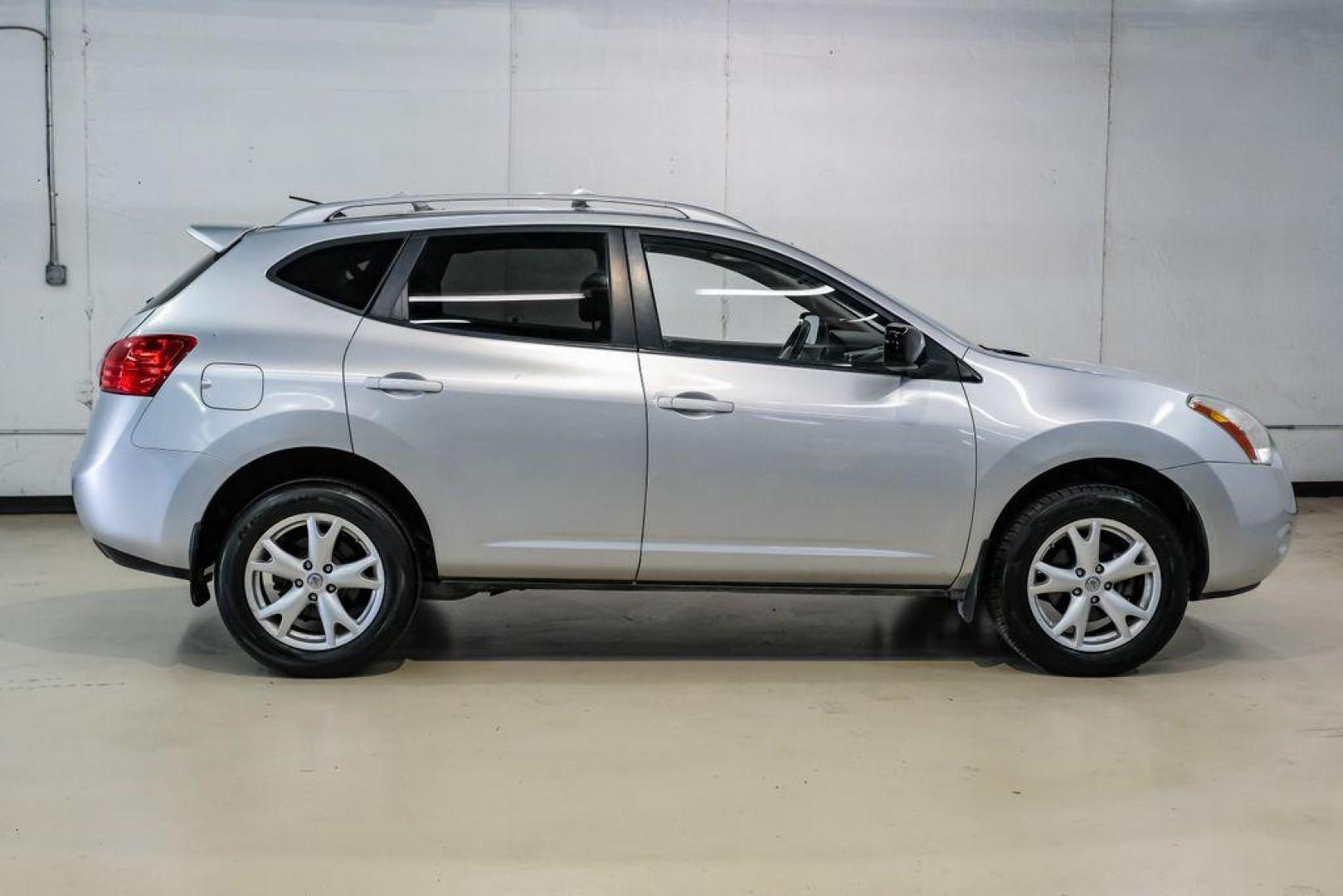 2009 Brilliant Silver Metallic /Gray Nissan Rogue SL (JN8AS58T49W) with an 2.5L 4-Cylinder DOHC 16V engine, CVT transmission, located at 15300 Midway Rd., Addison, TX, 75001, (972) 702-0011, 32.958321, -96.838074 - Photo#7