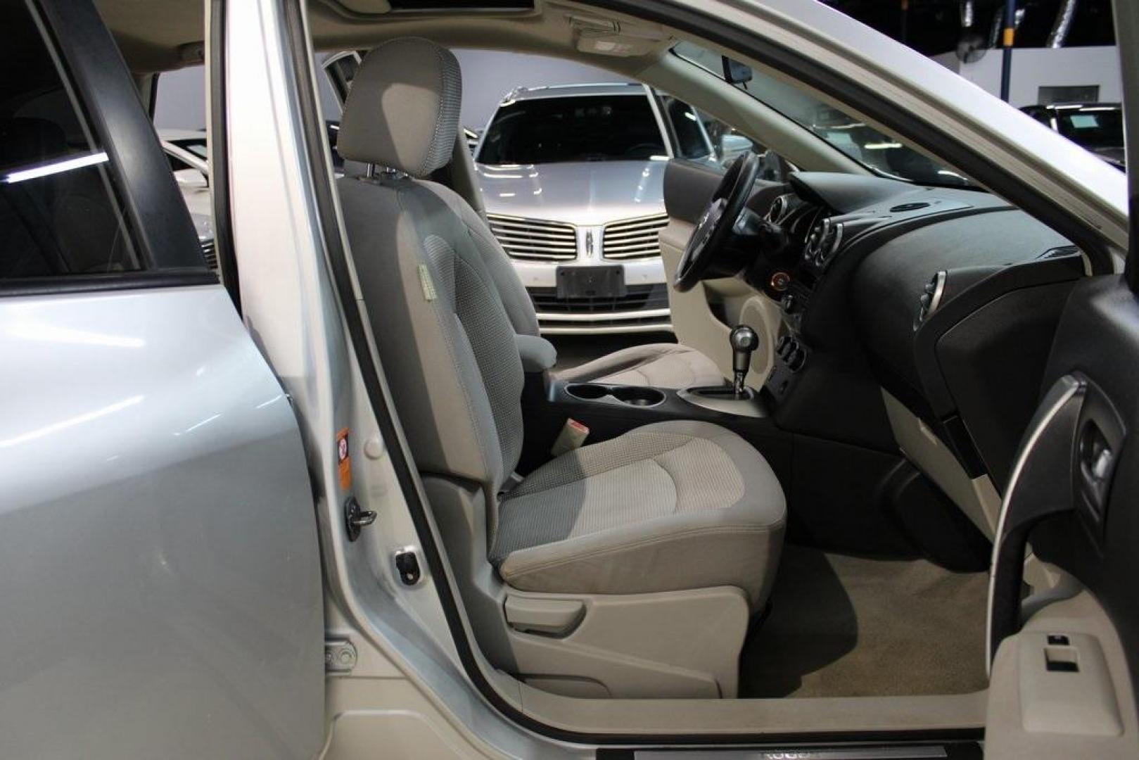 2009 Brilliant Silver Metallic /Gray Nissan Rogue SL (JN8AS58T49W) with an 2.5L 4-Cylinder DOHC 16V engine, CVT transmission, located at 15300 Midway Rd., Addison, TX, 75001, (972) 702-0011, 32.958321, -96.838074 - Introducing the 2009 Nissan Rogue, now available at Midway Auto Group in Addison, Texas. This compact crossover offers a blend of performance, comfort, and practicality, making it an excellent choice for drivers seeking versatility in their daily commute and weekend adventures.<br><br>Key Features:< - Photo#16