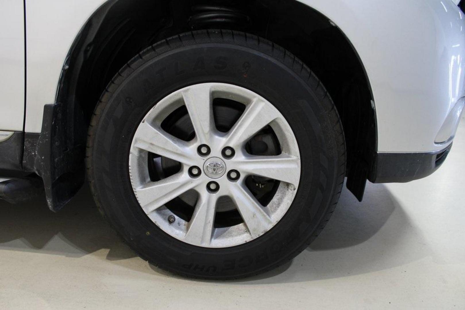 2012 Classic Silver Metallic /Ash Toyota Highlander SE (5TDZK3EH6CS) with an 3.5L V6 SMPI DOHC engine, Automatic transmission, located at 15300 Midway Rd., Addison, TX, 75001, (972) 702-0011, 32.958321, -96.838074 - HOME OF THE NO HAGGLE PRICE - WHOLESALE PRICES TO THE PUBLIC!! 4D Sport Utility, 3.5L V6 SMPI DOHC, 5-Speed Automatic with Overdrive, FWD, Silver.<br><br>Silver 2012 Toyota Highlander<br><br><br>Awards:<br> * 2012 IIHS Top Safety Pick * 2012 KBB.com 10 Best Used SUVs Under $15,000 * 2012 KBB.co - Photo#12