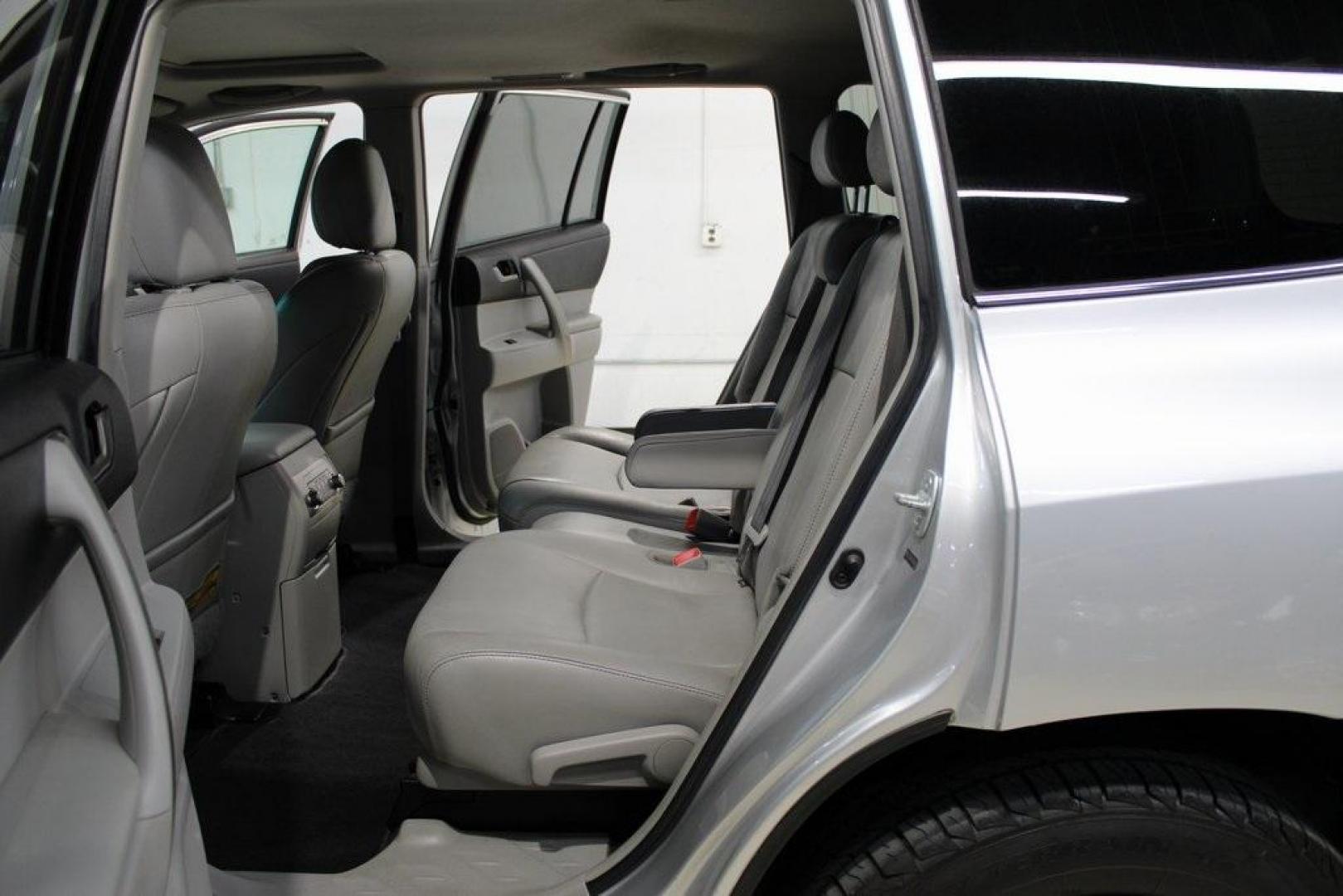 2012 Classic Silver Metallic /Ash Toyota Highlander SE (5TDZK3EH6CS) with an 3.5L V6 SMPI DOHC engine, Automatic transmission, located at 15300 Midway Rd., Addison, TX, 75001, (972) 702-0011, 32.958321, -96.838074 - HOME OF THE NO HAGGLE PRICE - WHOLESALE PRICES TO THE PUBLIC!! 4D Sport Utility, 3.5L V6 SMPI DOHC, 5-Speed Automatic with Overdrive, FWD, Silver.<br><br>Silver 2012 Toyota Highlander<br><br><br>Awards:<br> * 2012 IIHS Top Safety Pick * 2012 KBB.com 10 Best Used SUVs Under $15,000 * 2012 KBB.co - Photo#18