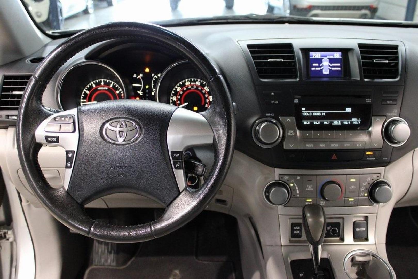 2012 Classic Silver Metallic /Ash Toyota Highlander SE (5TDZK3EH6CS) with an 3.5L V6 SMPI DOHC engine, Automatic transmission, located at 15300 Midway Rd., Addison, TX, 75001, (972) 702-0011, 32.958321, -96.838074 - HOME OF THE NO HAGGLE PRICE - WHOLESALE PRICES TO THE PUBLIC!! 4D Sport Utility, 3.5L V6 SMPI DOHC, 5-Speed Automatic with Overdrive, FWD, Silver.<br><br>Silver 2012 Toyota Highlander<br><br><br>Awards:<br> * 2012 IIHS Top Safety Pick * 2012 KBB.com 10 Best Used SUVs Under $15,000 * 2012 KBB.co - Photo#21