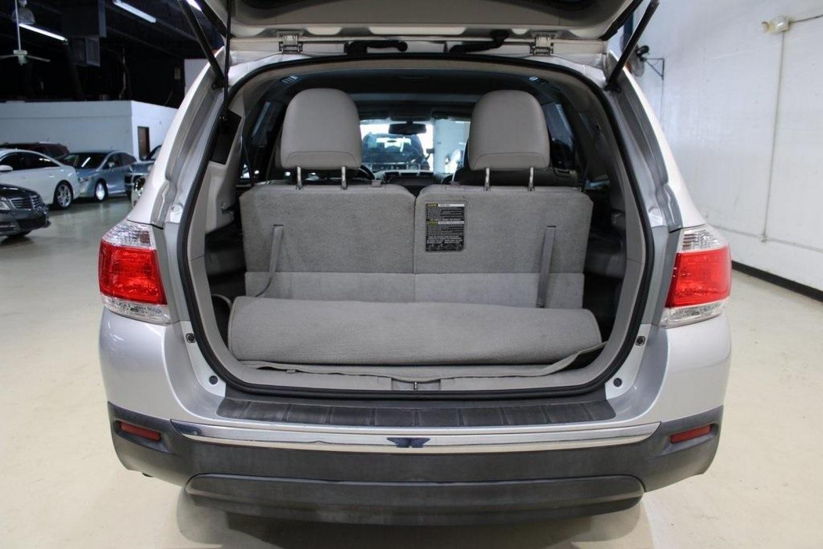 2012 Classic Silver Metallic /Ash Toyota Highlander SE (5TDZK3EH6CS) with an 3.5L V6 SMPI DOHC engine, Automatic transmission, located at 15300 Midway Rd., Addison, TX, 75001, (972) 702-0011, 32.958321, -96.838074 - HOME OF THE NO HAGGLE PRICE - WHOLESALE PRICES TO THE PUBLIC!! 4D Sport Utility, 3.5L V6 SMPI DOHC, 5-Speed Automatic with Overdrive, FWD, Silver.<br><br>Silver 2012 Toyota Highlander<br><br><br>Awards:<br> * 2012 IIHS Top Safety Pick * 2012 KBB.com 10 Best Used SUVs Under $15,000 * 2012 KBB.co - Photo#8