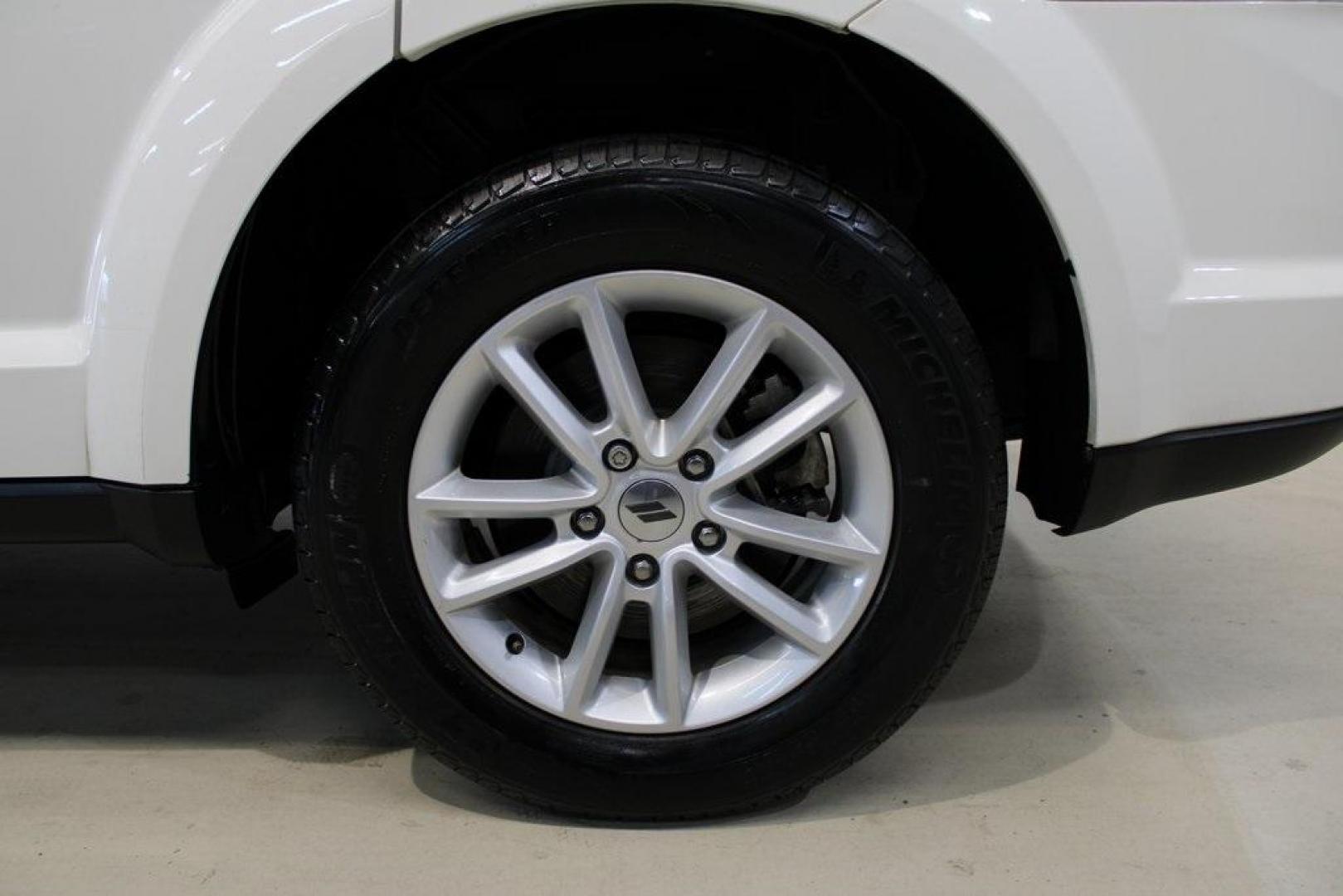 2018 Vice White /Black Dodge Journey SXT (3C4PDCBBXJT) with an 2.4L I4 DOHC 16V Dual VVT engine, Automatic transmission, located at 15300 Midway Rd., Addison, TX, 75001, (972) 702-0011, 32.958321, -96.838074 - Photo#9