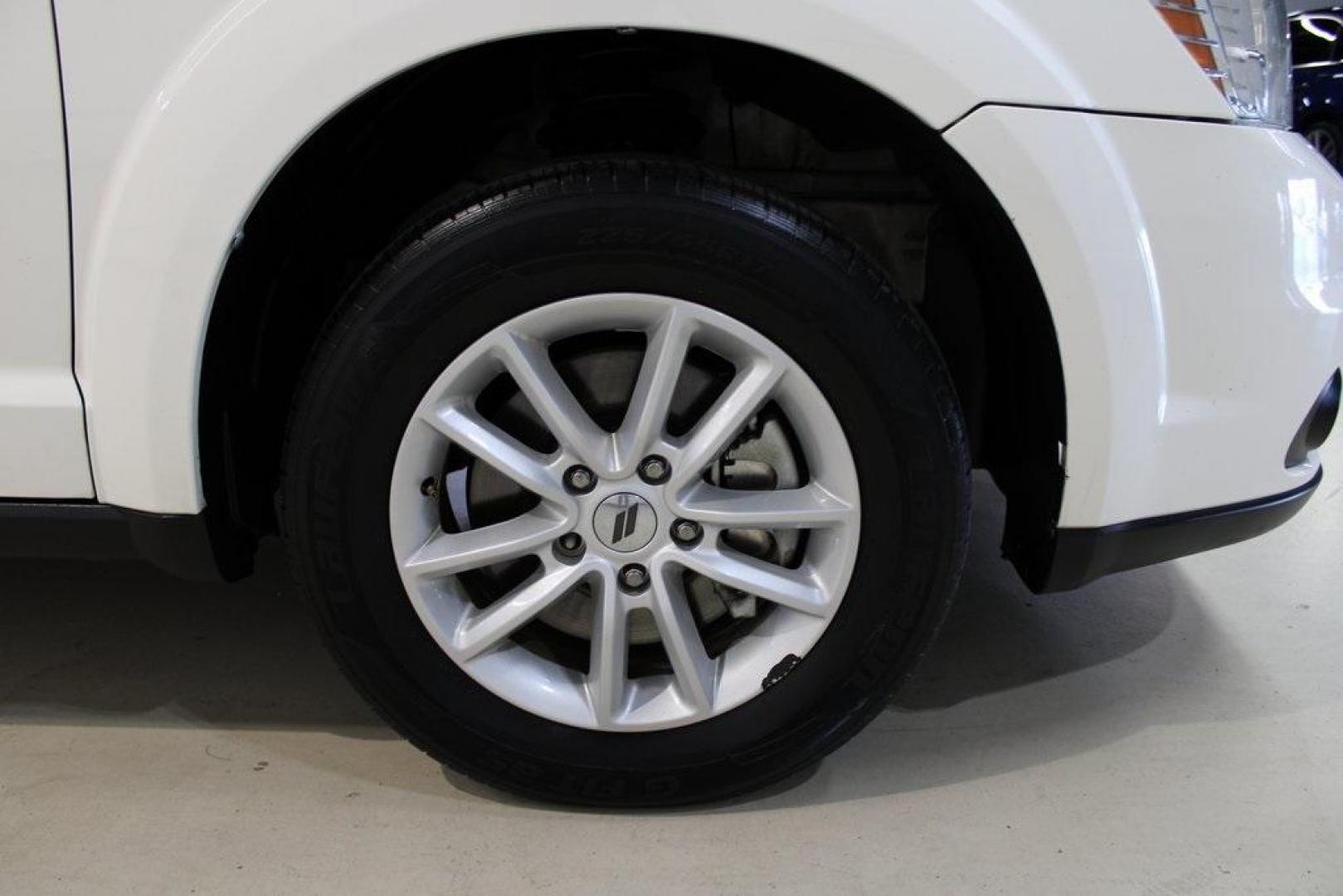 2018 Vice White /Black Dodge Journey SXT (3C4PDCBBXJT) with an 2.4L I4 DOHC 16V Dual VVT engine, Automatic transmission, located at 15300 Midway Rd., Addison, TX, 75001, (972) 702-0011, 32.958321, -96.838074 - Photo#11