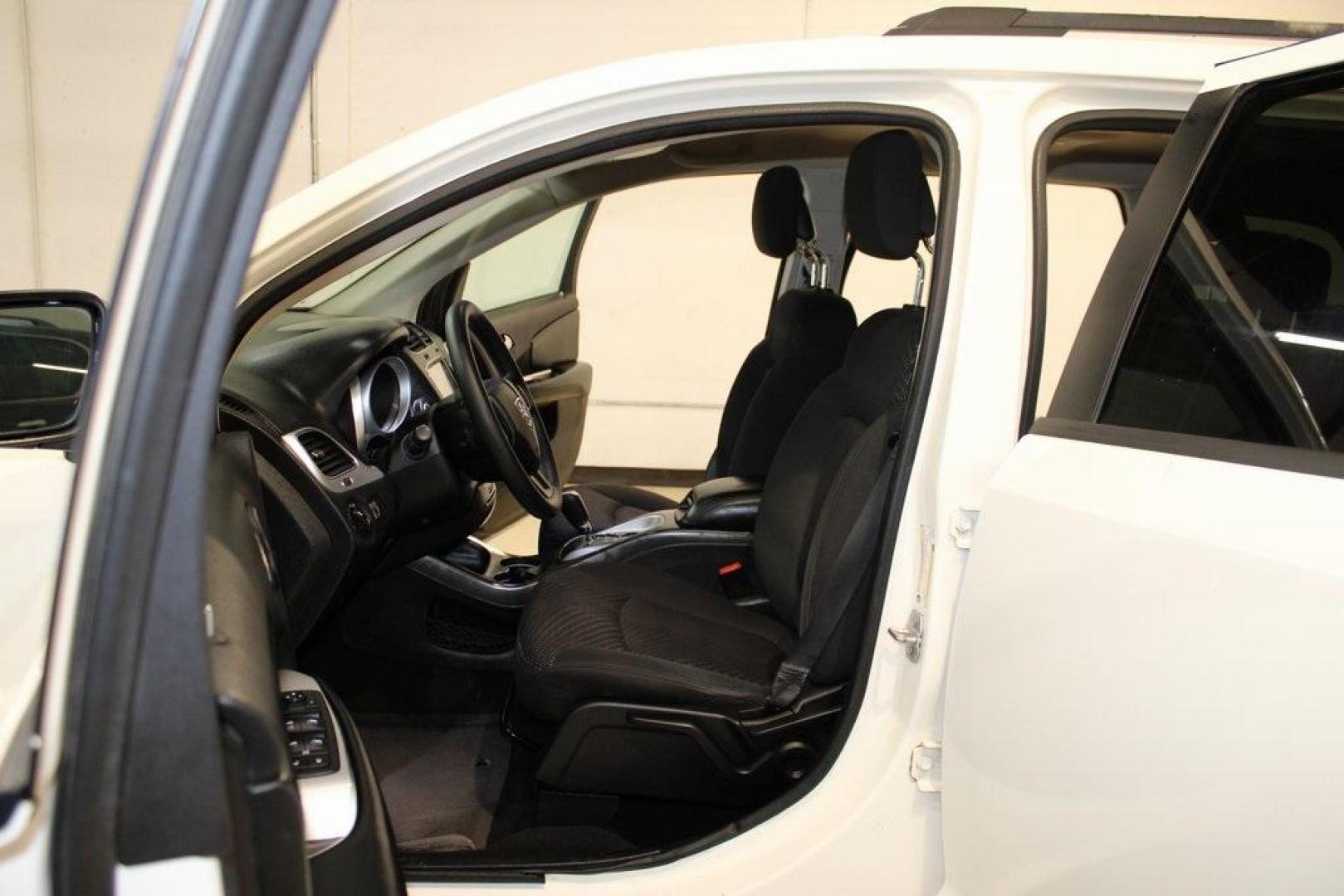 2018 Vice White /Black Dodge Journey SXT (3C4PDCBBXJT) with an 2.4L I4 DOHC 16V Dual VVT engine, Automatic transmission, located at 15300 Midway Rd., Addison, TX, 75001, (972) 702-0011, 32.958321, -96.838074 - Photo#13