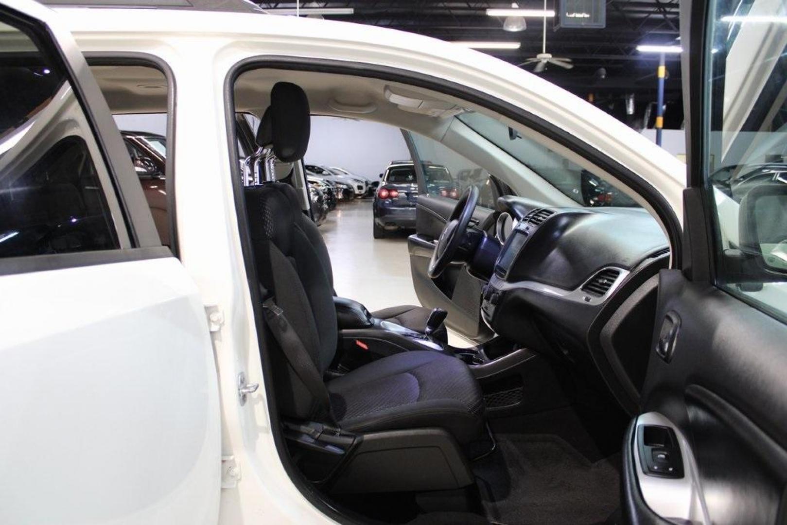2018 Vice White /Black Dodge Journey SXT (3C4PDCBBXJT) with an 2.4L I4 DOHC 16V Dual VVT engine, Automatic transmission, located at 15300 Midway Rd., Addison, TX, 75001, (972) 702-0011, 32.958321, -96.838074 - Photo#14