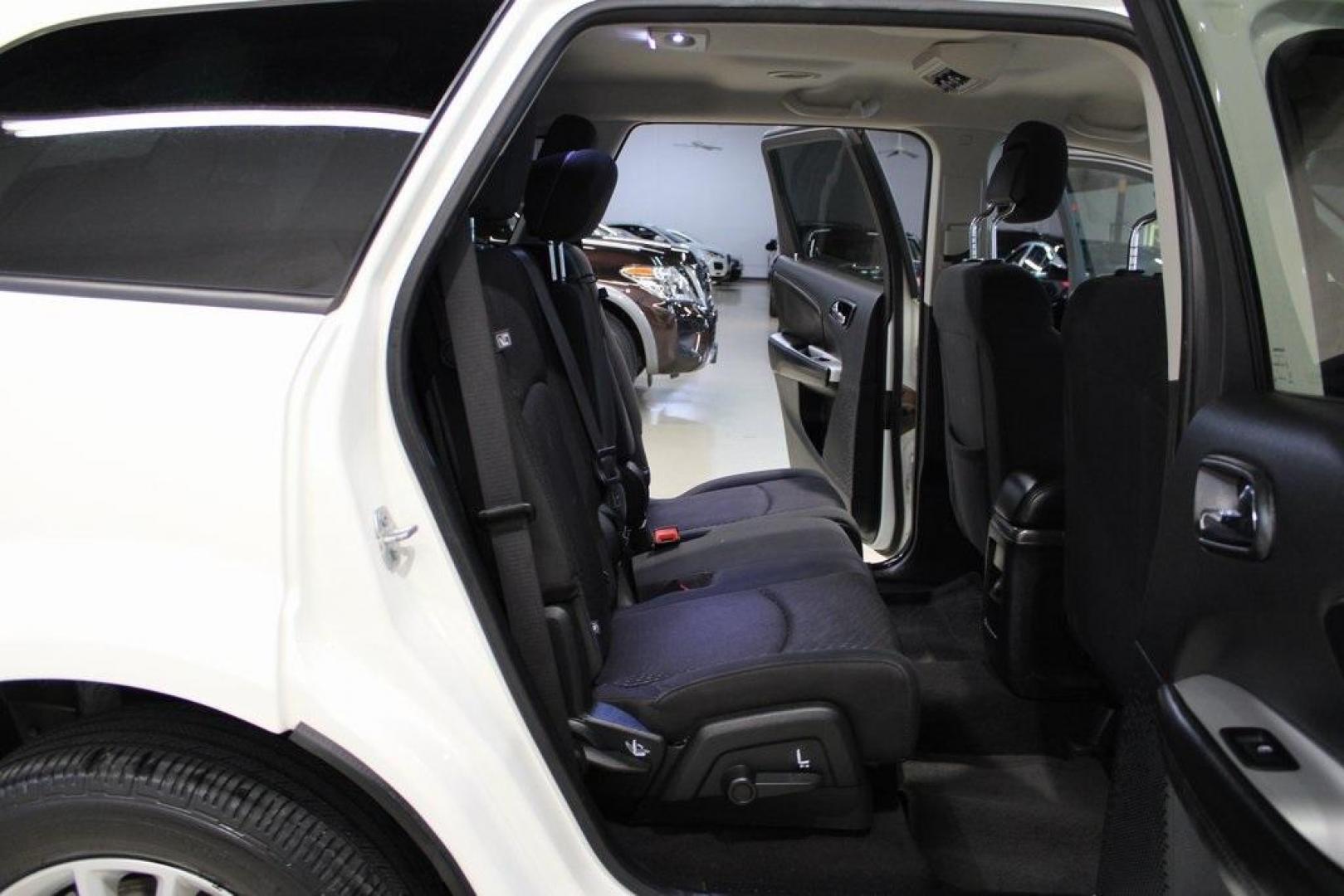 2018 Vice White /Black Dodge Journey SXT (3C4PDCBBXJT) with an 2.4L I4 DOHC 16V Dual VVT engine, Automatic transmission, located at 15300 Midway Rd., Addison, TX, 75001, (972) 702-0011, 32.958321, -96.838074 - Photo#15
