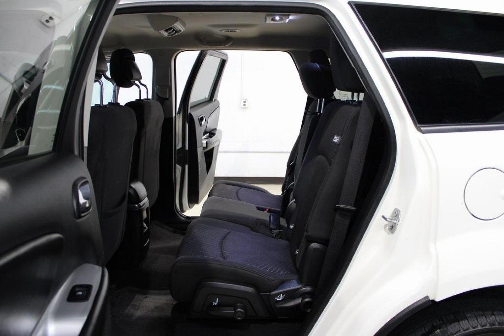 2018 Vice White /Black Dodge Journey SXT (3C4PDCBBXJT) with an 2.4L I4 DOHC 16V Dual VVT engine, Automatic transmission, located at 15300 Midway Rd., Addison, TX, 75001, (972) 702-0011, 32.958321, -96.838074 - Photo#16