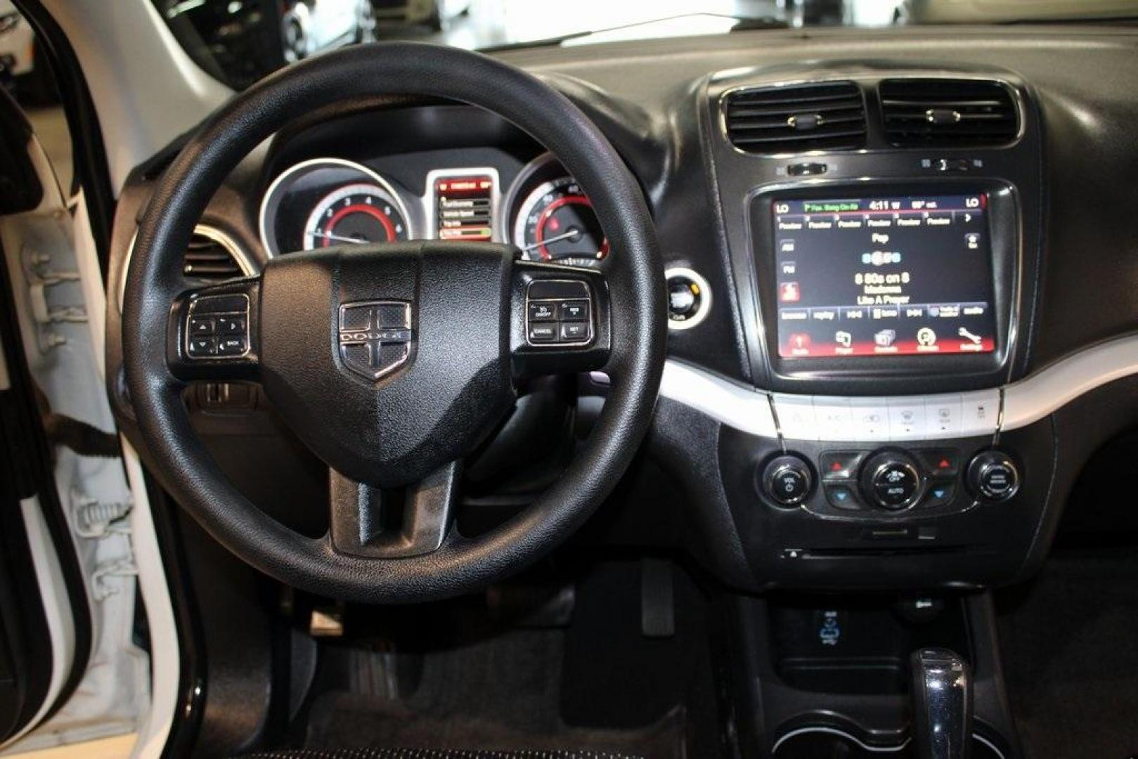 2018 Vice White /Black Dodge Journey SXT (3C4PDCBBXJT) with an 2.4L I4 DOHC 16V Dual VVT engine, Automatic transmission, located at 15300 Midway Rd., Addison, TX, 75001, (972) 702-0011, 32.958321, -96.838074 - Photo#18