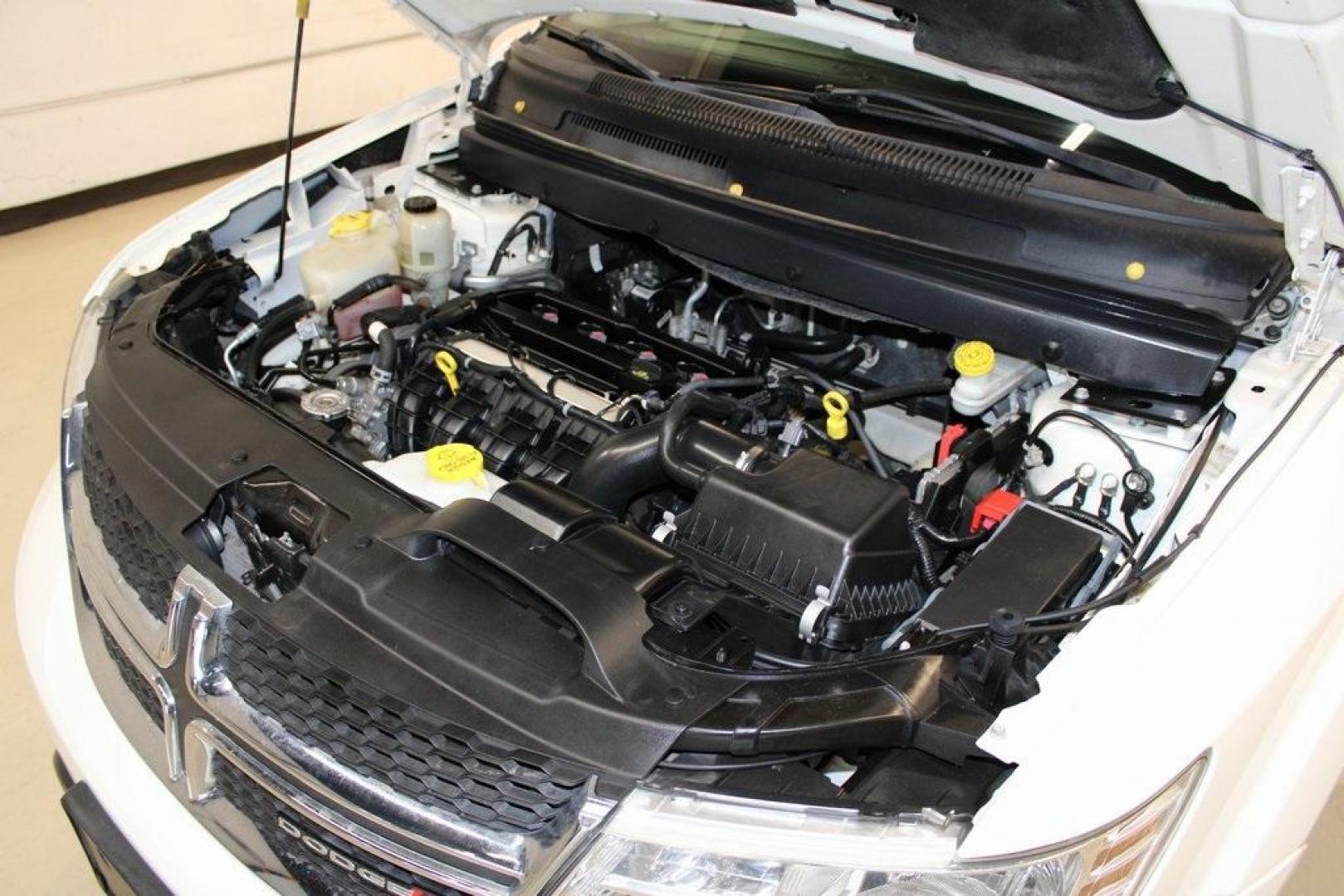 2018 Vice White /Black Dodge Journey SXT (3C4PDCBBXJT) with an 2.4L I4 DOHC 16V Dual VVT engine, Automatic transmission, located at 15300 Midway Rd., Addison, TX, 75001, (972) 702-0011, 32.958321, -96.838074 - Photo#29