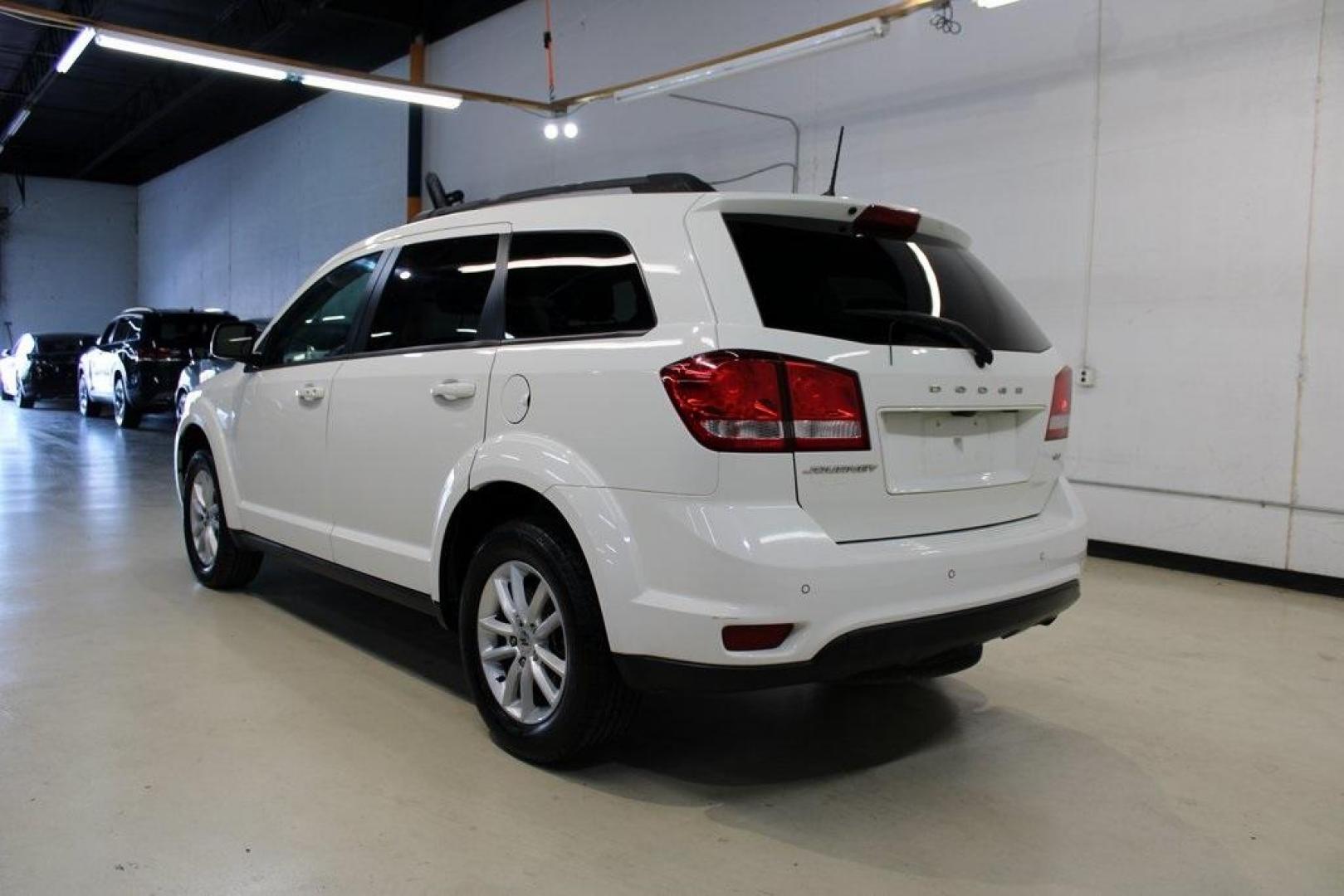2018 Vice White /Black Dodge Journey SXT (3C4PDCBBXJT) with an 2.4L I4 DOHC 16V Dual VVT engine, Automatic transmission, located at 15300 Midway Rd., Addison, TX, 75001, (972) 702-0011, 32.958321, -96.838074 - Photo#3