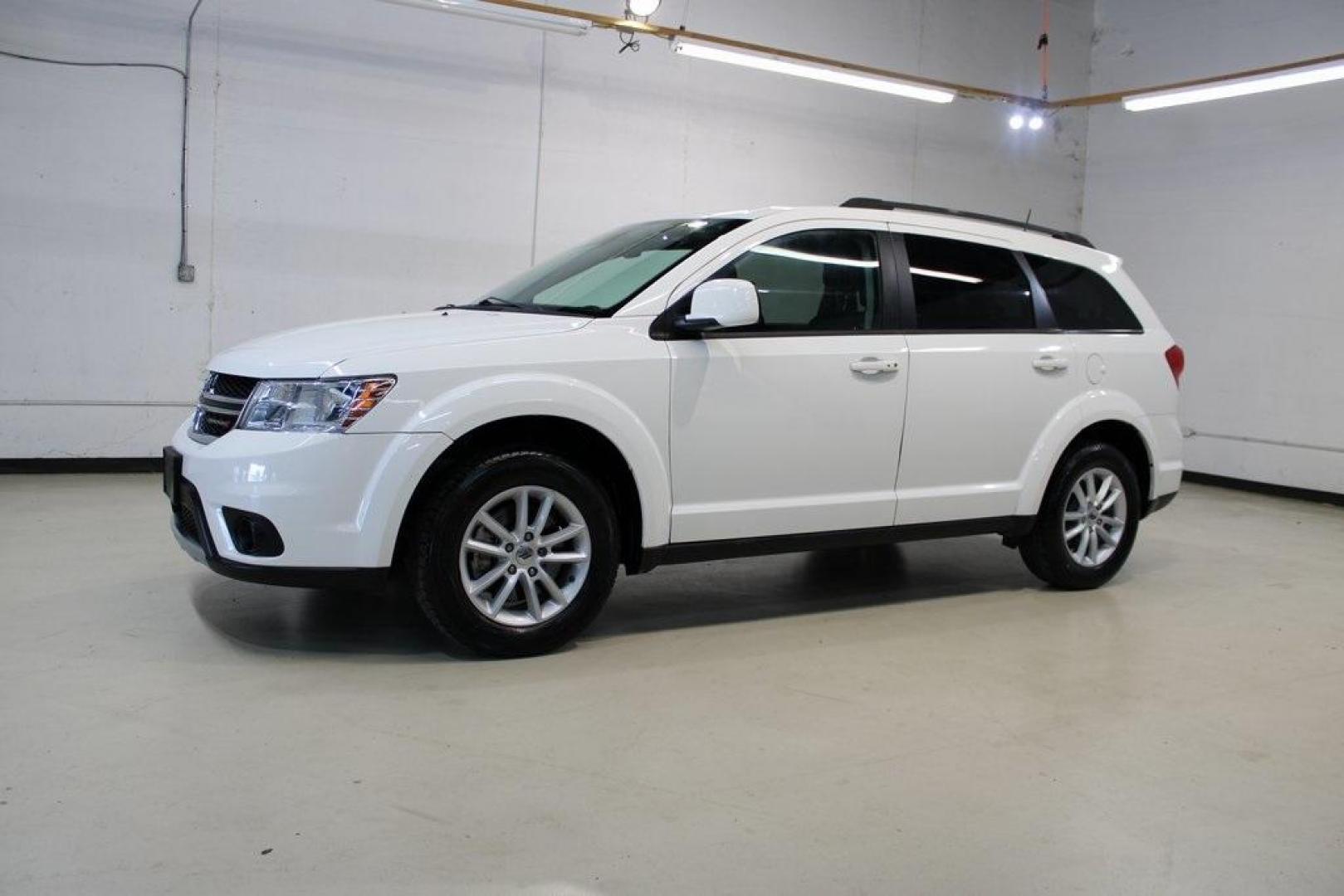 2018 Vice White /Black Dodge Journey SXT (3C4PDCBBXJT) with an 2.4L I4 DOHC 16V Dual VVT engine, Automatic transmission, located at 15300 Midway Rd., Addison, TX, 75001, (972) 702-0011, 32.958321, -96.838074 - Photo#4