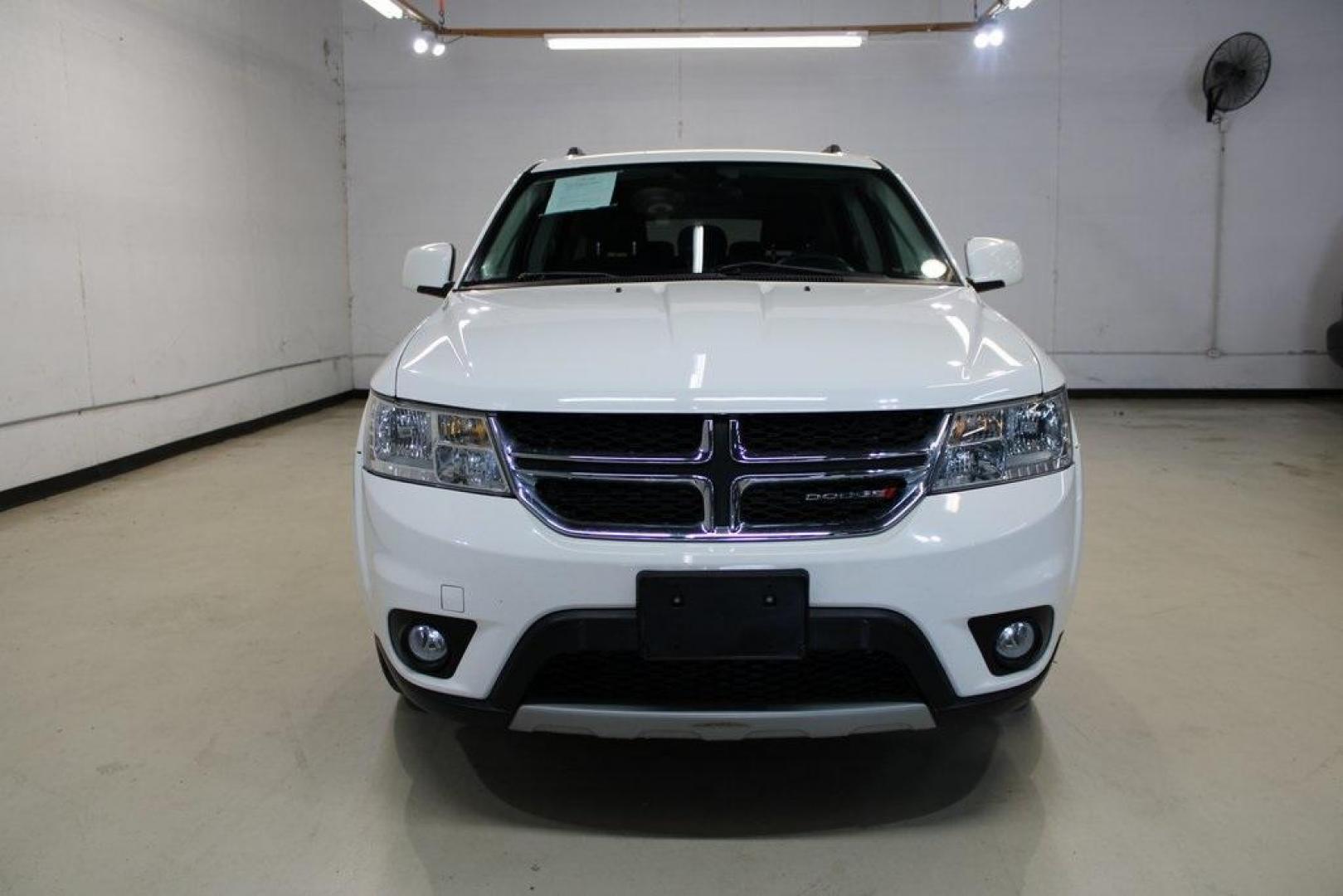2018 Vice White /Black Dodge Journey SXT (3C4PDCBBXJT) with an 2.4L I4 DOHC 16V Dual VVT engine, Automatic transmission, located at 15300 Midway Rd., Addison, TX, 75001, (972) 702-0011, 32.958321, -96.838074 - Photo#5