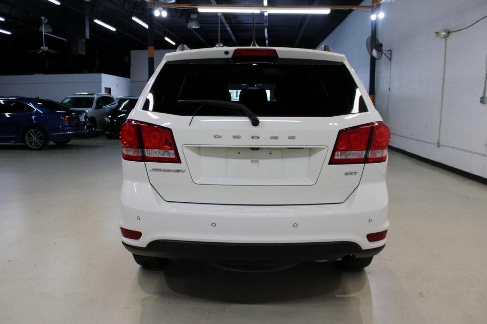 2018 Vice White /Black Dodge Journey SXT (3C4PDCBBXJT) with an 2.4L I4 DOHC 16V Dual VVT engine, Automatic transmission, located at 15300 Midway Rd., Addison, TX, 75001, (972) 702-0011, 32.958321, -96.838074 - Photo#7