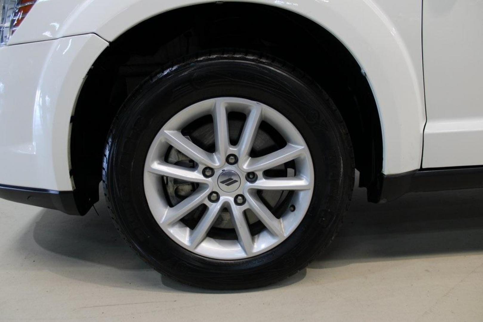 2018 Vice White /Black Dodge Journey SXT (3C4PDCBBXJT) with an 2.4L I4 DOHC 16V Dual VVT engine, Automatic transmission, located at 15300 Midway Rd., Addison, TX, 75001, (972) 702-0011, 32.958321, -96.838074 - Photo#8