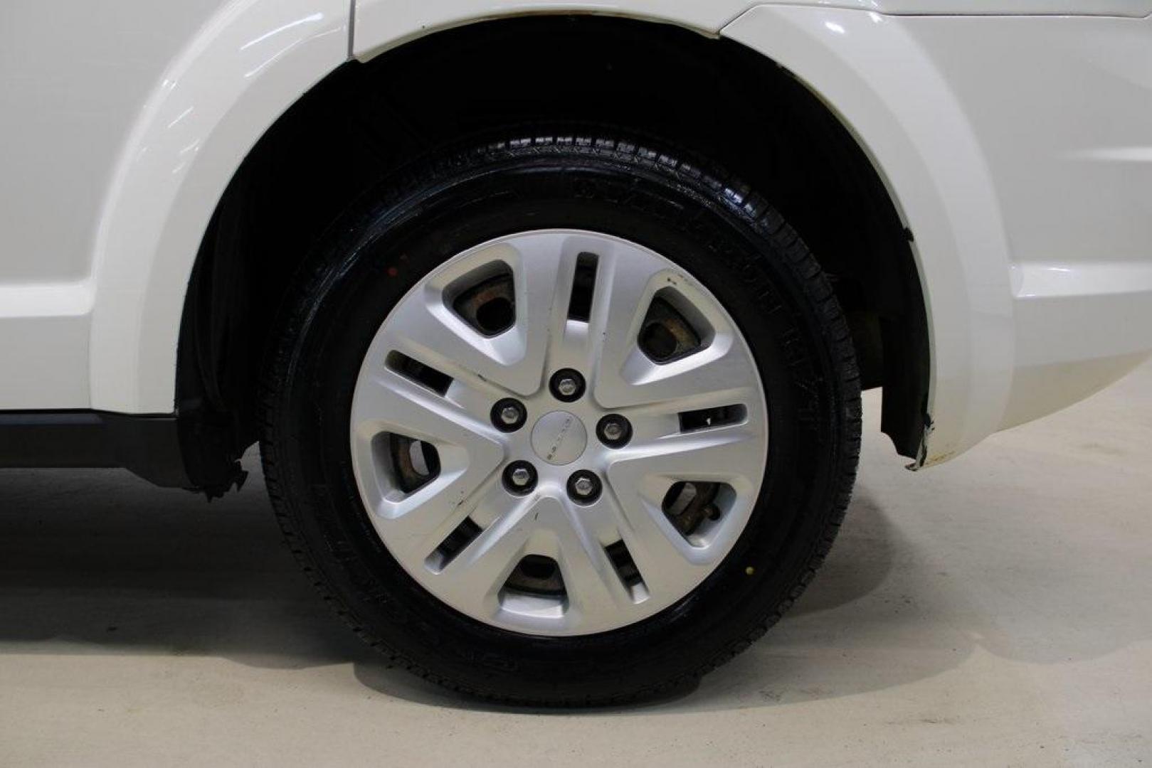2018 Vice White /Black Dodge Journey SE (3C4PDCAB6JT) with an 2.4L I4 DOHC 16V Dual VVT engine, Automatic transmission, located at 15300 Midway Rd., Addison, TX, 75001, (972) 702-0011, 32.958321, -96.838074 - Photo#9