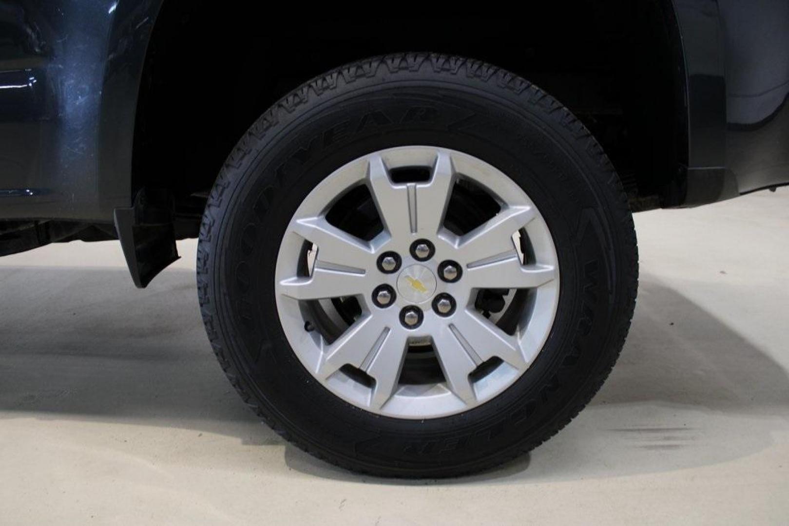2018 Graphite Metallic /Black Chevrolet Colorado LT (1GCHSCEA0J1) with an 2.5L I4 DI DOHC VVT engine, Automatic transmission, located at 15300 Midway Rd., Addison, TX, 75001, (972) 702-0011, 32.958321, -96.838074 - Photo#10