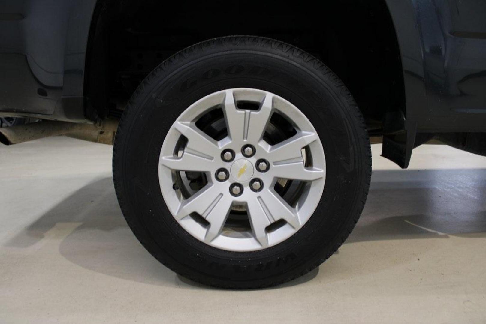 2018 Graphite Metallic /Black Chevrolet Colorado LT (1GCHSCEA0J1) with an 2.5L I4 DI DOHC VVT engine, Automatic transmission, located at 15300 Midway Rd., Addison, TX, 75001, (972) 702-0011, 32.958321, -96.838074 - Photo#11