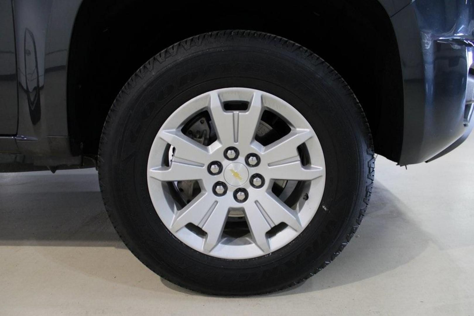 2018 Graphite Metallic /Black Chevrolet Colorado LT (1GCHSCEA0J1) with an 2.5L I4 DI DOHC VVT engine, Automatic transmission, located at 15300 Midway Rd., Addison, TX, 75001, (972) 702-0011, 32.958321, -96.838074 - Photo#12