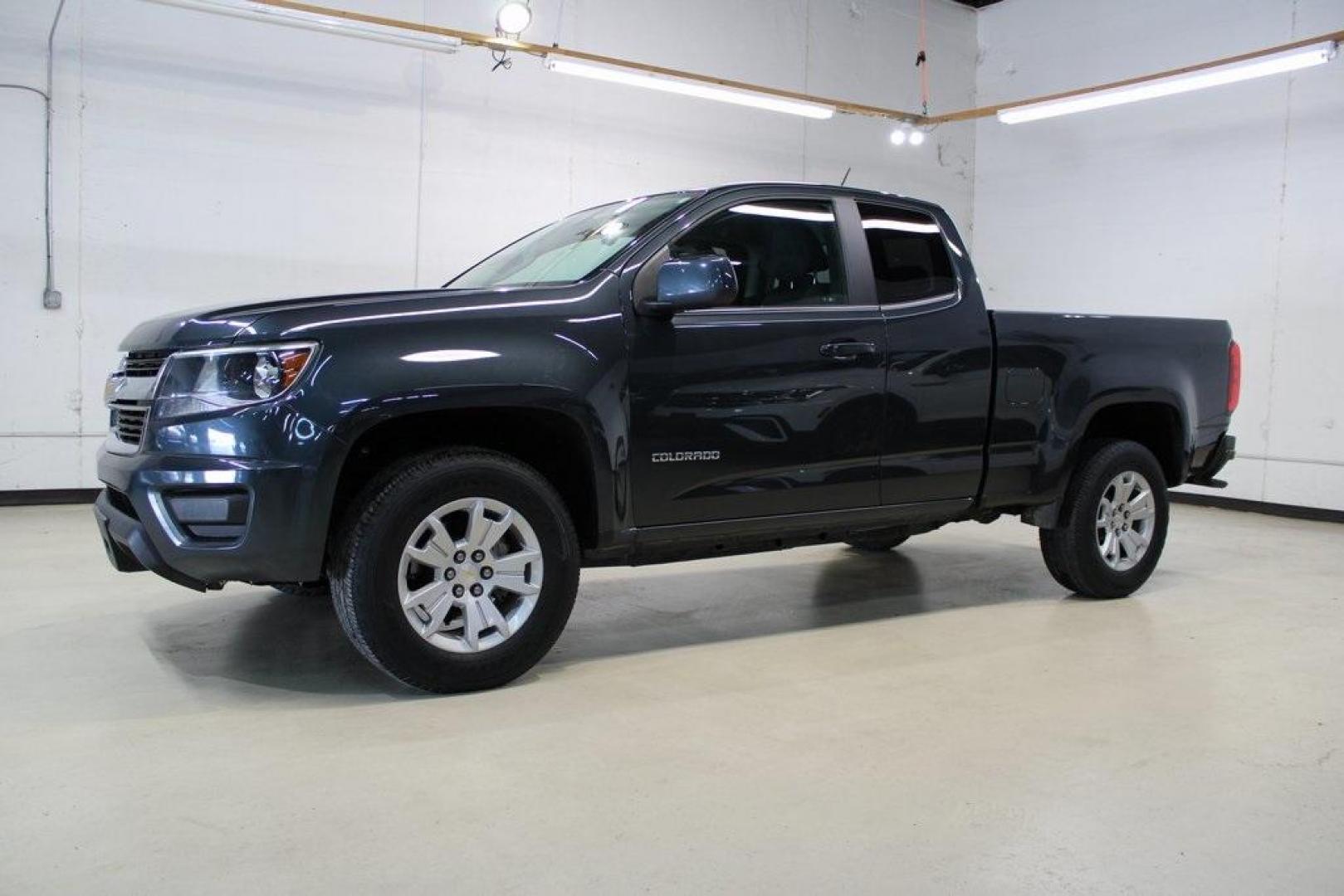 2018 Graphite Metallic /Black Chevrolet Colorado LT (1GCHSCEA0J1) with an 2.5L I4 DI DOHC VVT engine, Automatic transmission, located at 15300 Midway Rd., Addison, TX, 75001, (972) 702-0011, 32.958321, -96.838074 - Photo#4