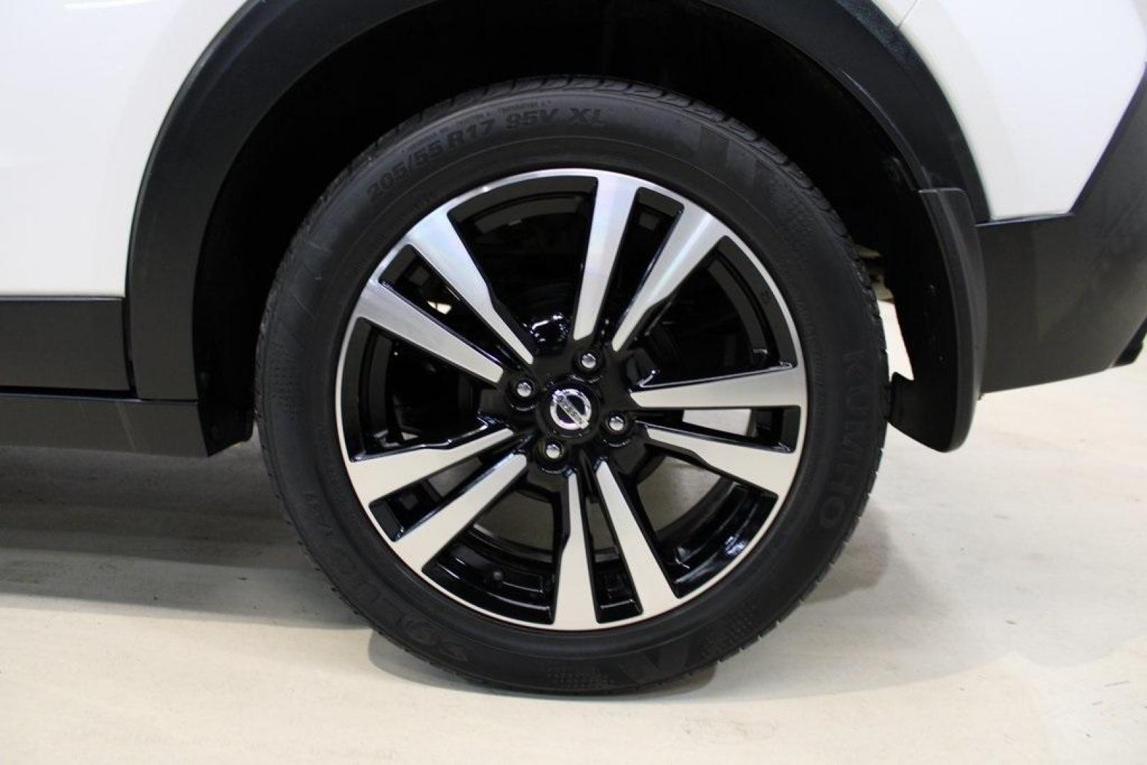 2019 Aspen White Tricoat /Charcoal Nissan Kicks SV (3N1CP5CU4KL) with an 1.6L 4-Cylinder DOHC 16V engine, CVT transmission, located at 15300 Midway Rd., Addison, TX, 75001, (972) 702-0011, 32.958321, -96.838074 - Photo#9