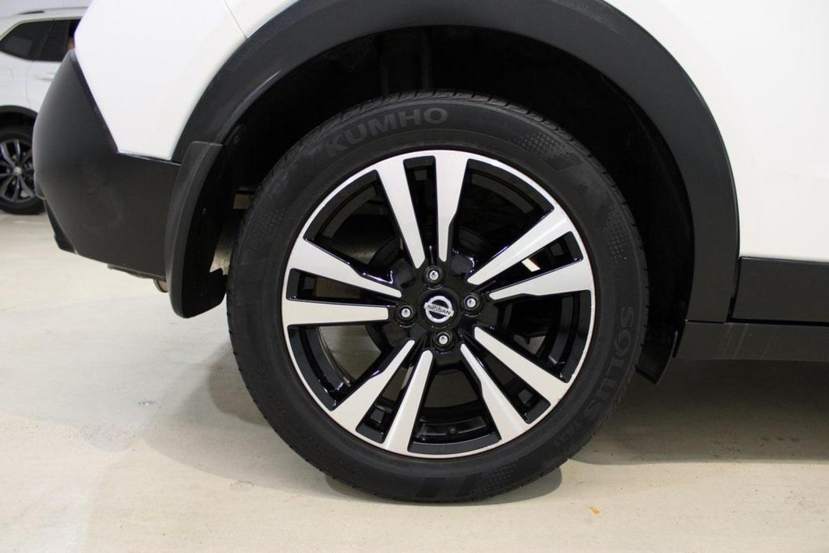 2019 Aspen White Tricoat /Charcoal Nissan Kicks SV (3N1CP5CU4KL) with an 1.6L 4-Cylinder DOHC 16V engine, CVT transmission, located at 15300 Midway Rd., Addison, TX, 75001, (972) 702-0011, 32.958321, -96.838074 - Photo#10