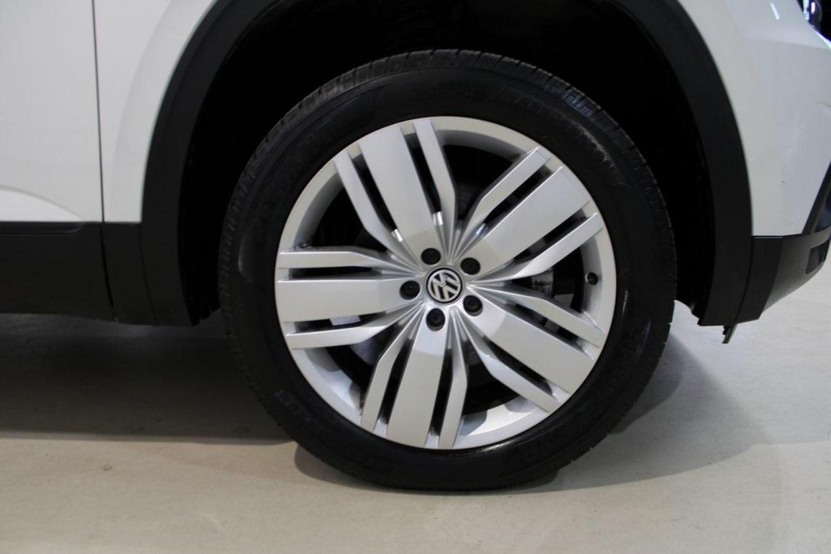 2019 Pure White /Titan Black Volkswagen Atlas 3.6L V6 SE (1V2WR2CA7KC) with an 3.6L VR6 engine, Automatic transmission, located at 15300 Midway Rd., Addison, TX, 75001, (972) 702-0011, 32.958321, -96.838074 - HOME OF THE NO HAGGLE PRICE - WHOLESALE PRICES TO THE PUBLIC!! Atlas 3.6L V6 SE w/Technology, 4D Sport Utility, 3.6L VR6, 8-Speed Automatic with Tiptronic, FWD.<br><br>Deep Black Pearl 2019 Volkswagen Atlas 3.6L V6 SE<br><br><br>Awards:<br> * 2019 KBB.com 12 Best Family Cars * 2019 KBB.com 10 Bes - Photo#11