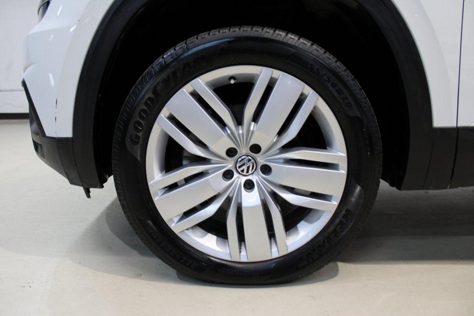 2019 Pure White /Titan Black Volkswagen Atlas 3.6L V6 SE (1V2WR2CA7KC) with an 3.6L VR6 engine, Automatic transmission, located at 15300 Midway Rd., Addison, TX, 75001, (972) 702-0011, 32.958321, -96.838074 - HOME OF THE NO HAGGLE PRICE - WHOLESALE PRICES TO THE PUBLIC!! Atlas 3.6L V6 SE w/Technology, 4D Sport Utility, 3.6L VR6, 8-Speed Automatic with Tiptronic, FWD.<br><br>Deep Black Pearl 2019 Volkswagen Atlas 3.6L V6 SE<br><br><br>Awards:<br> * 2019 KBB.com 12 Best Family Cars * 2019 KBB.com 10 Bes - Photo#8