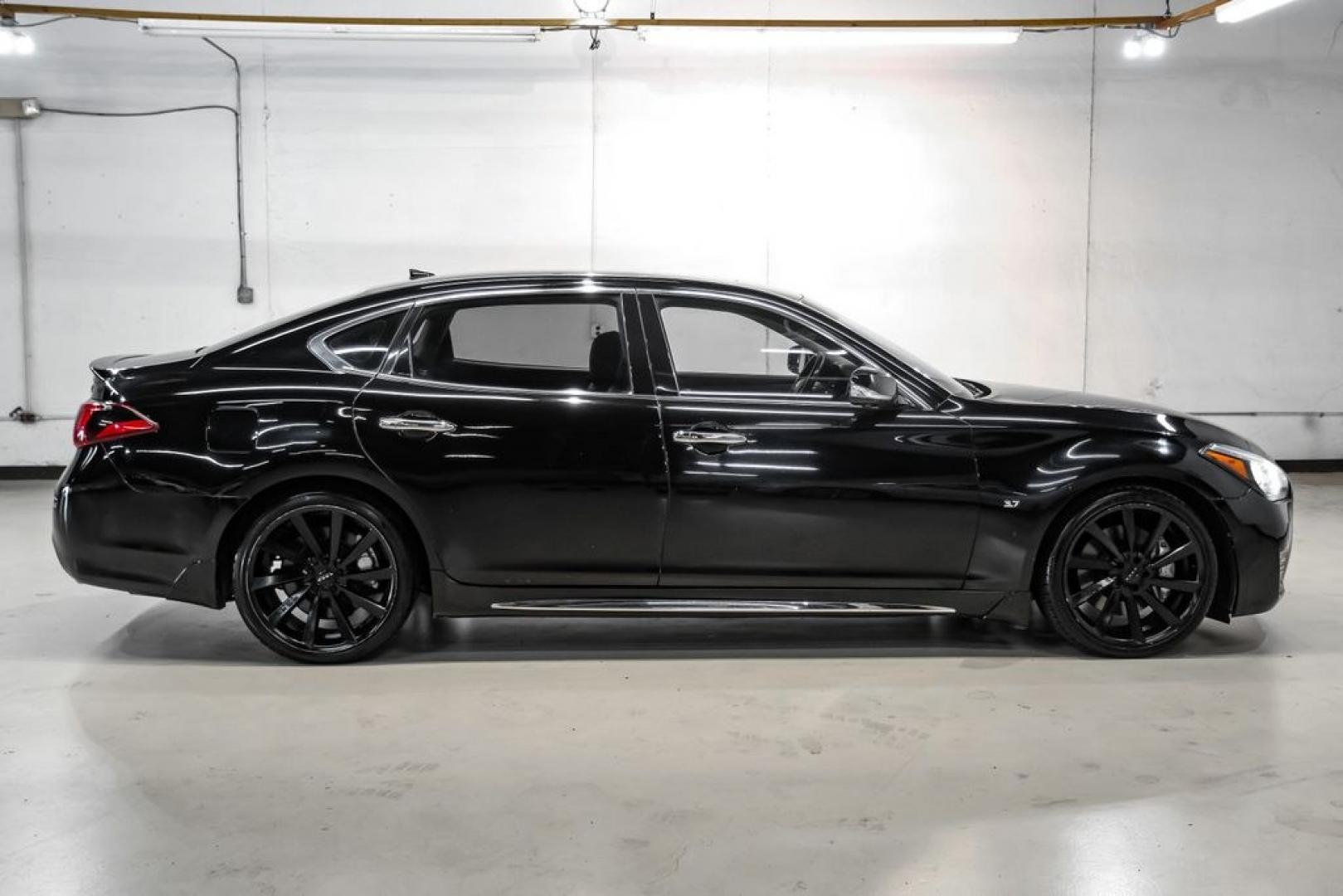 2019 Black Obsidian /Graphite INFINITI Q70L 3.7 (JN1BY1PP7KM) with an 3.7L V6 DOHC 24V VVEL engine, Automatic transmission, located at 15300 Midway Rd., Addison, TX, 75001, (972) 702-0011, 32.958321, -96.838074- Photo#7