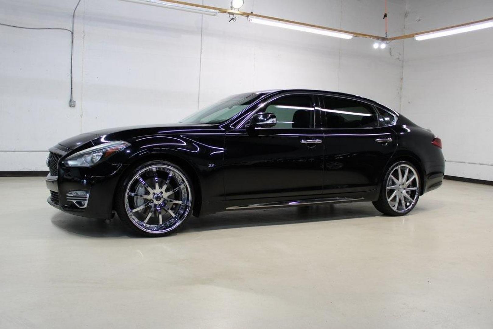 2019 Black Obsidian /Graphite INFINITI Q70L 3.7 (JN1BY1PP7KM) with an 3.7L V6 DOHC 24V VVEL engine, Automatic transmission, located at 15300 Midway Rd., Addison, TX, 75001, (972) 702-0011, 32.958321, -96.838074 - Introducing the 2019 INFINITI Q70 3.7 LUXE AWD, now available at Midway Auto Group in Addison, Texas. This sophisticated sedan seamlessly blends performance, luxury, and advanced technology, offering an exceptional driving experience for discerning motorists.<br><br>Key Features:<br><br>Engine: 3.7- - Photo#4